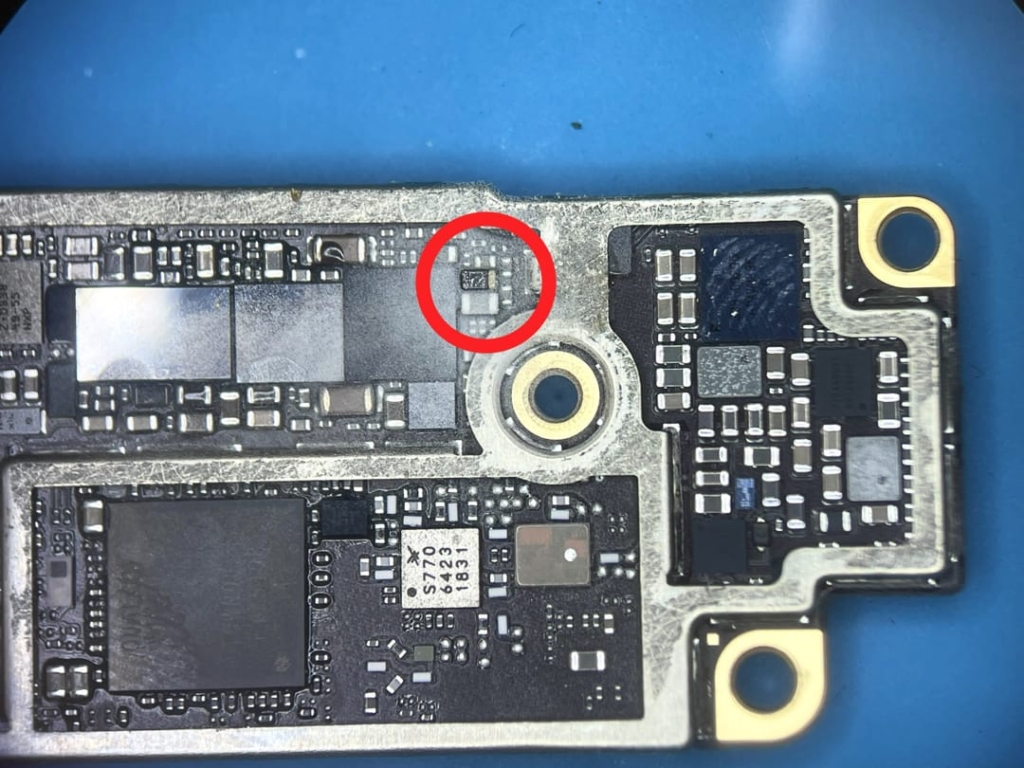 電源が入らないiPhone8 ショートしているチップの修理