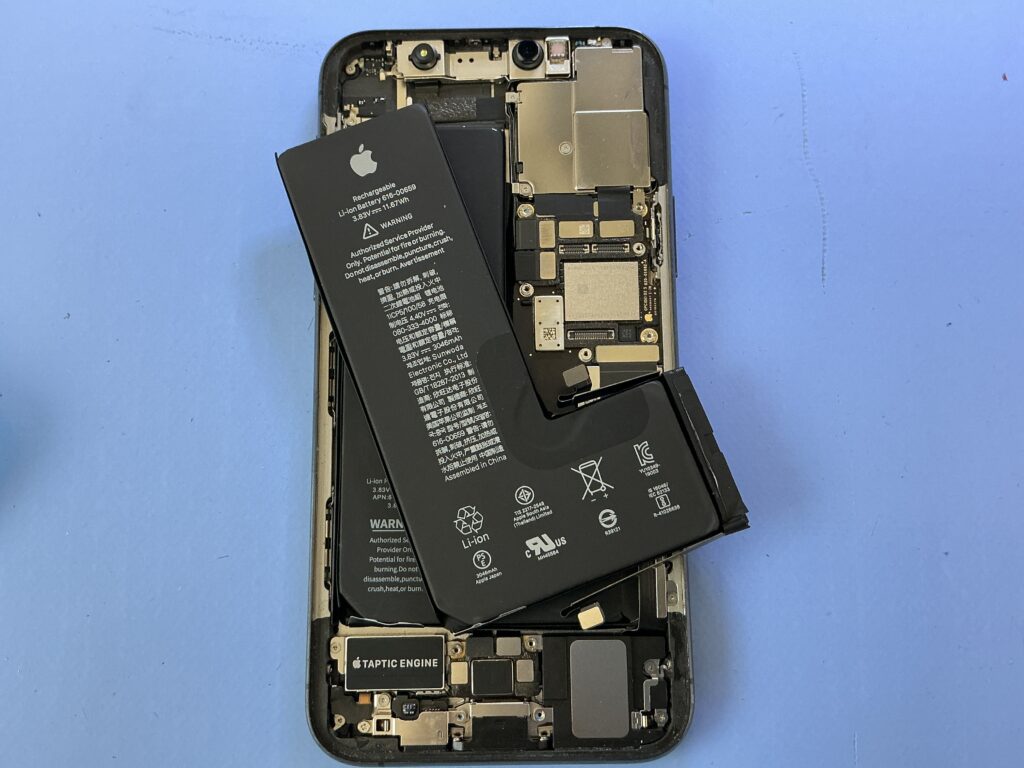 iPhone 11 Proのバッテリー交換作業