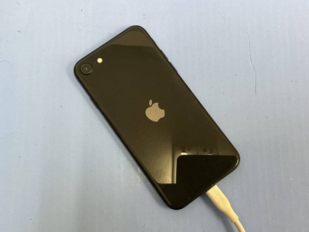 充電ができず電源も入らなくなったiPhone SE(2020)