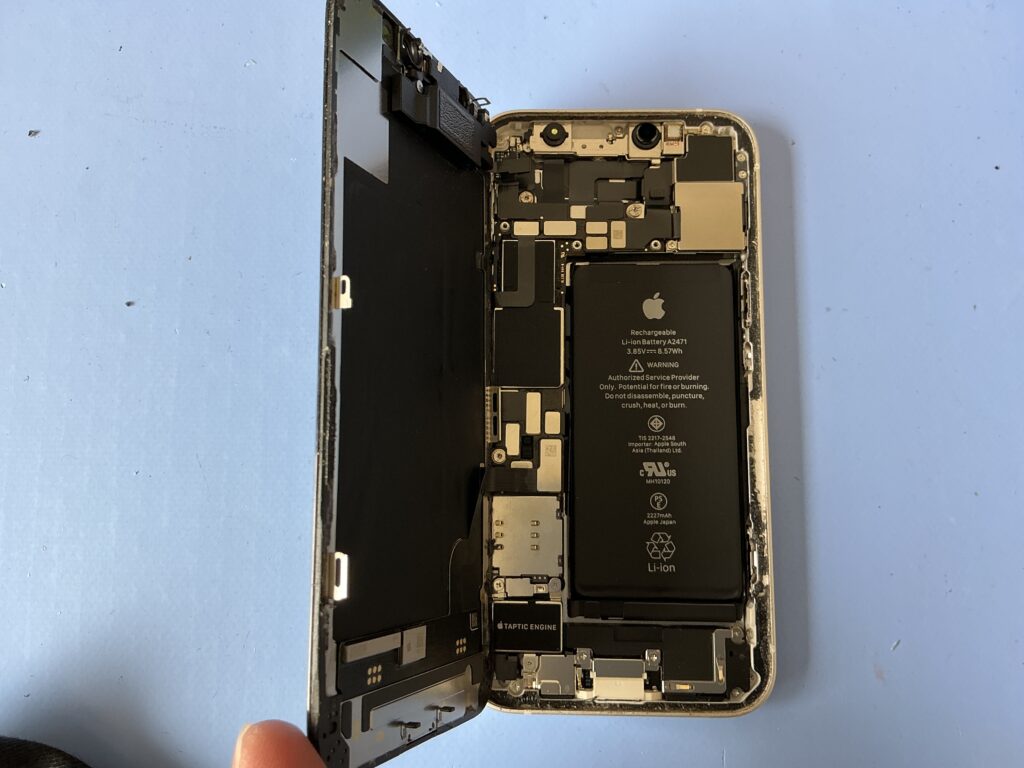 リアカメラのピントが合わず、バッテリーも劣化してしまったiPhone 12