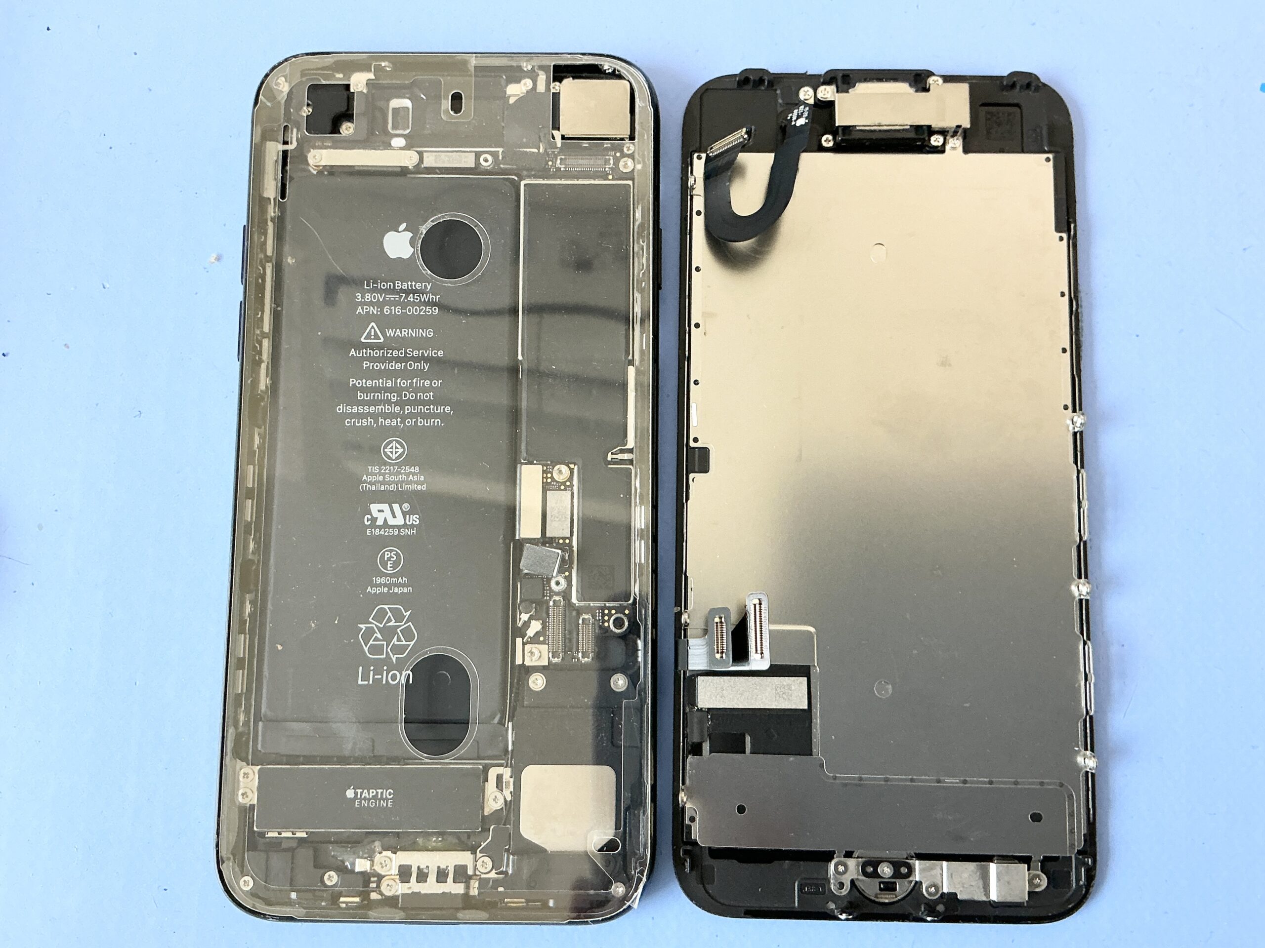 iPhone 7 充電コネクタ交換 基板取り外し状況