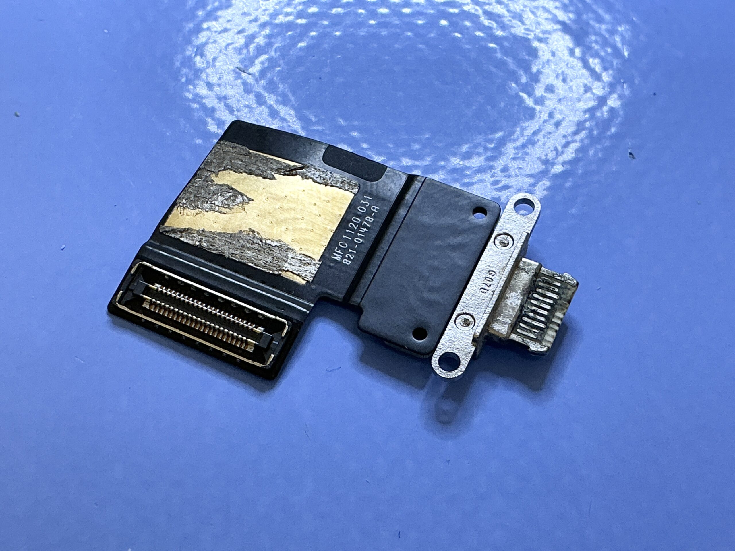 奈良市 iPad Pro 12.9(第4世代)充電コネクタ修理 分解作業中