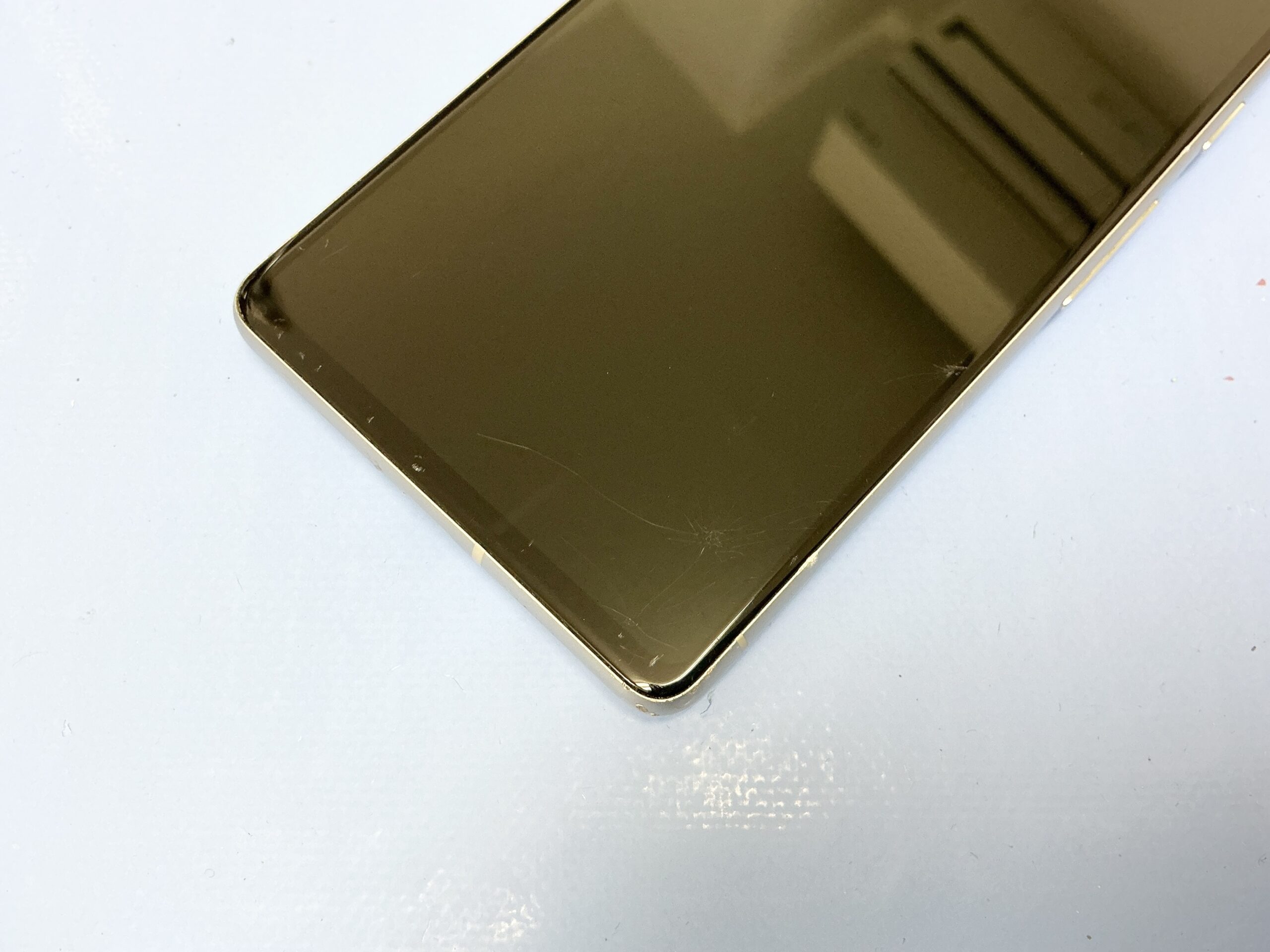 Google Pixel 7 内部ディスプレイ層のひび割れを確認