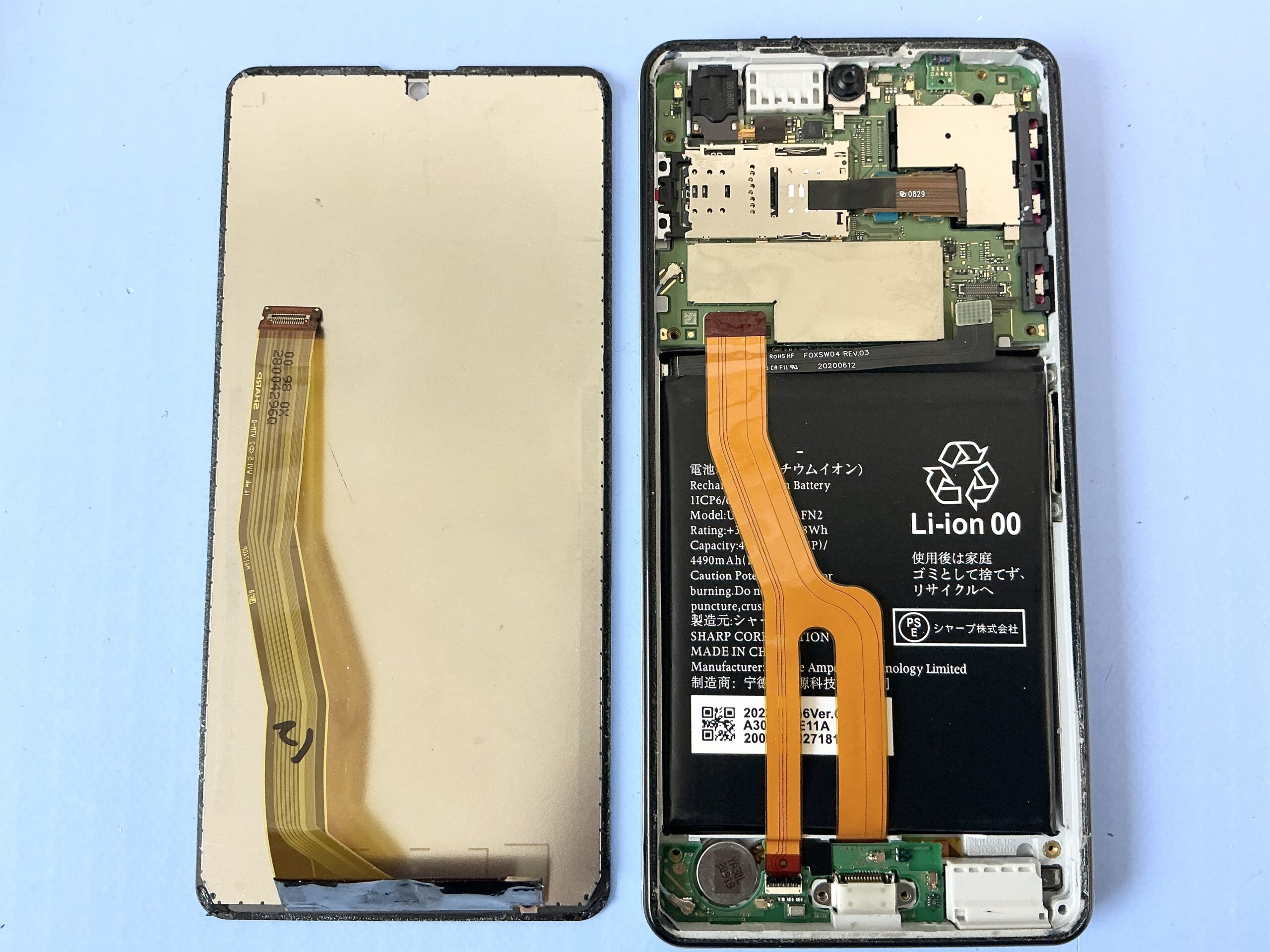 奈良市 AQUOS sense4 バッテリー交換 背面パネルを開けた状態