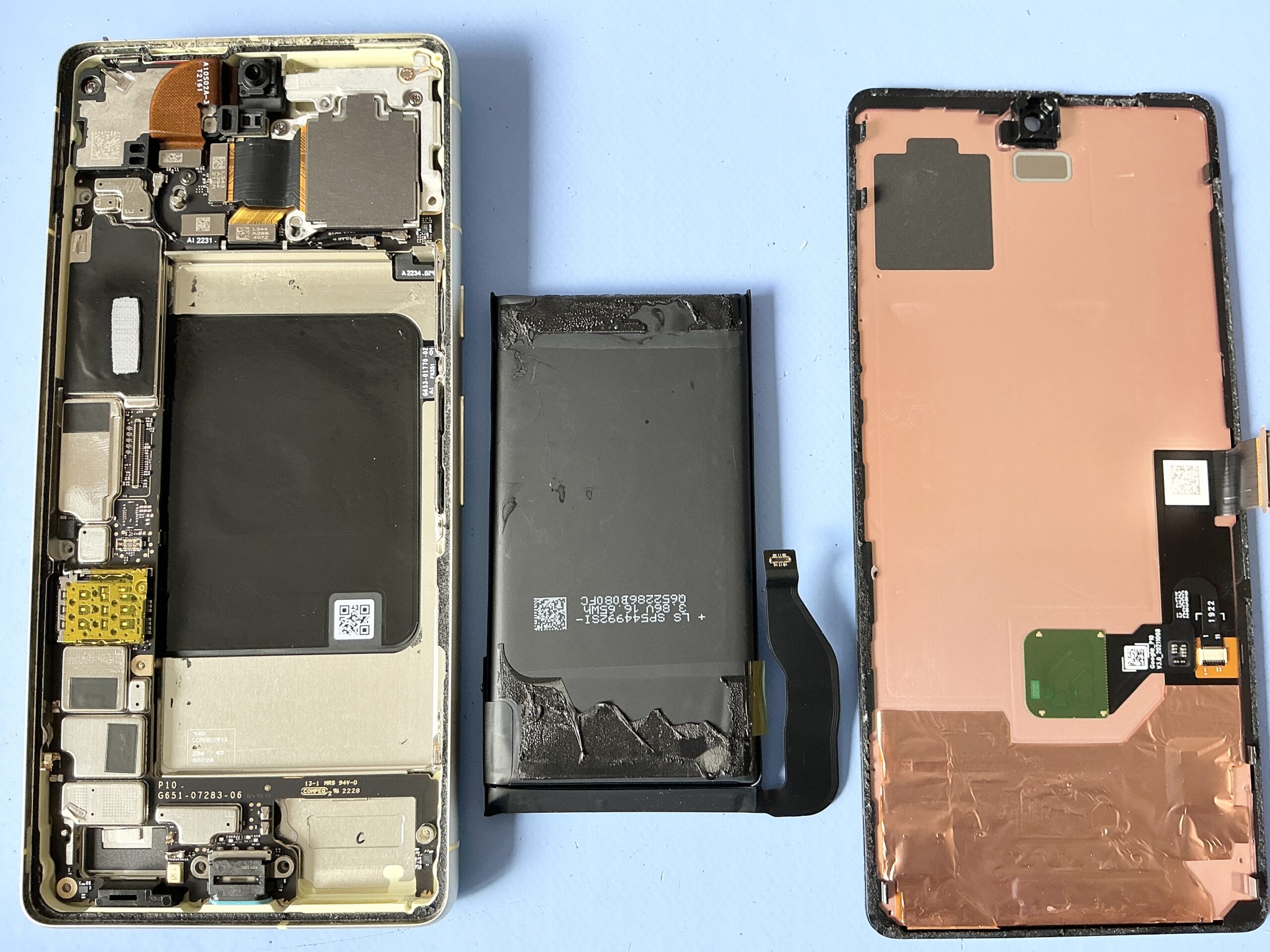 Google Pixel 7 バッテリー交換 作業中