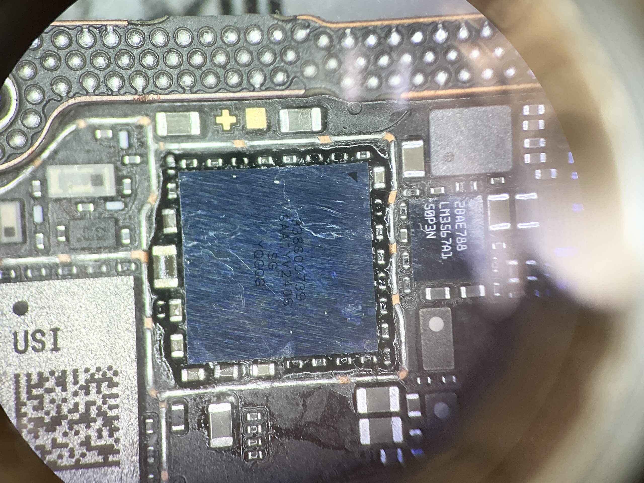 iPhone 14 基板修理 故障ICチップを交換