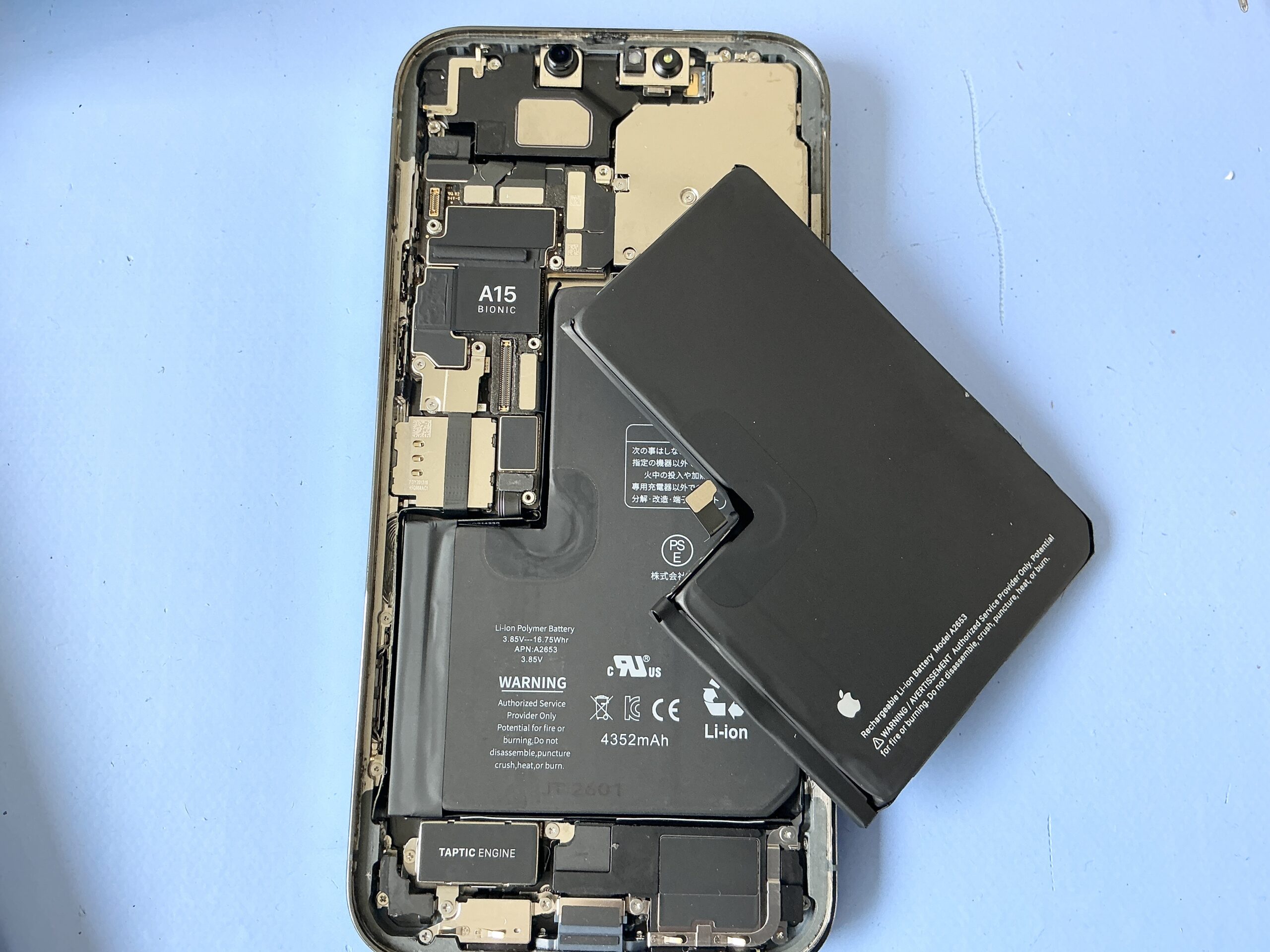 iPhone 13 ProMax バッテリー交換 作業中