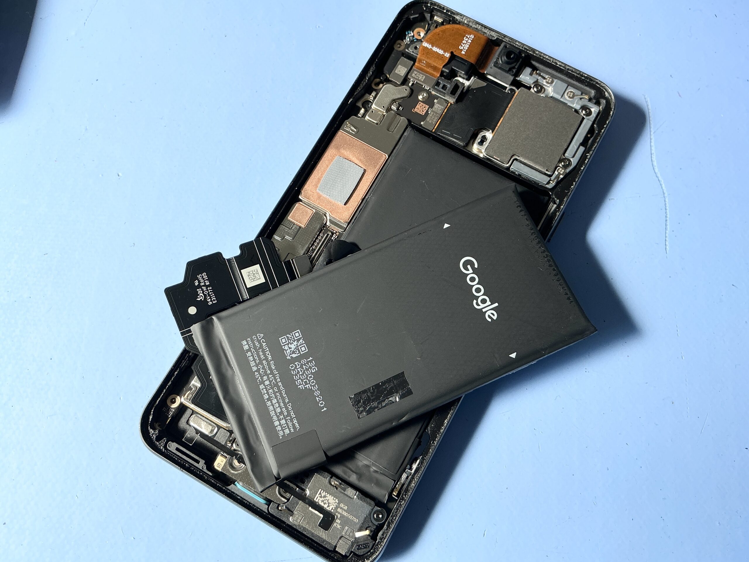 Google Pixel 8 内部基板とバッテリーの取り外し