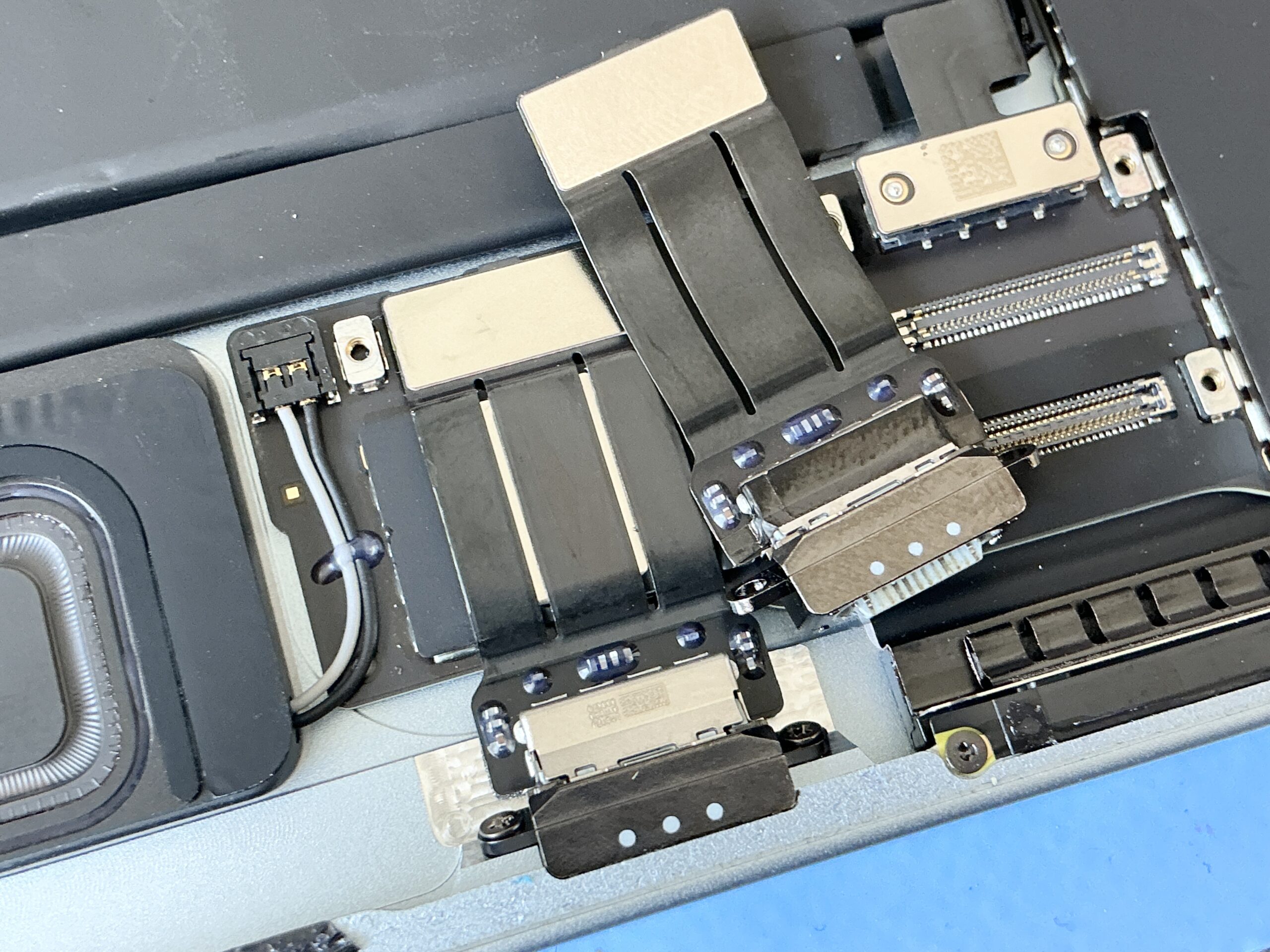 iPad mini6 充電コネクタ修理 内部基板の状態