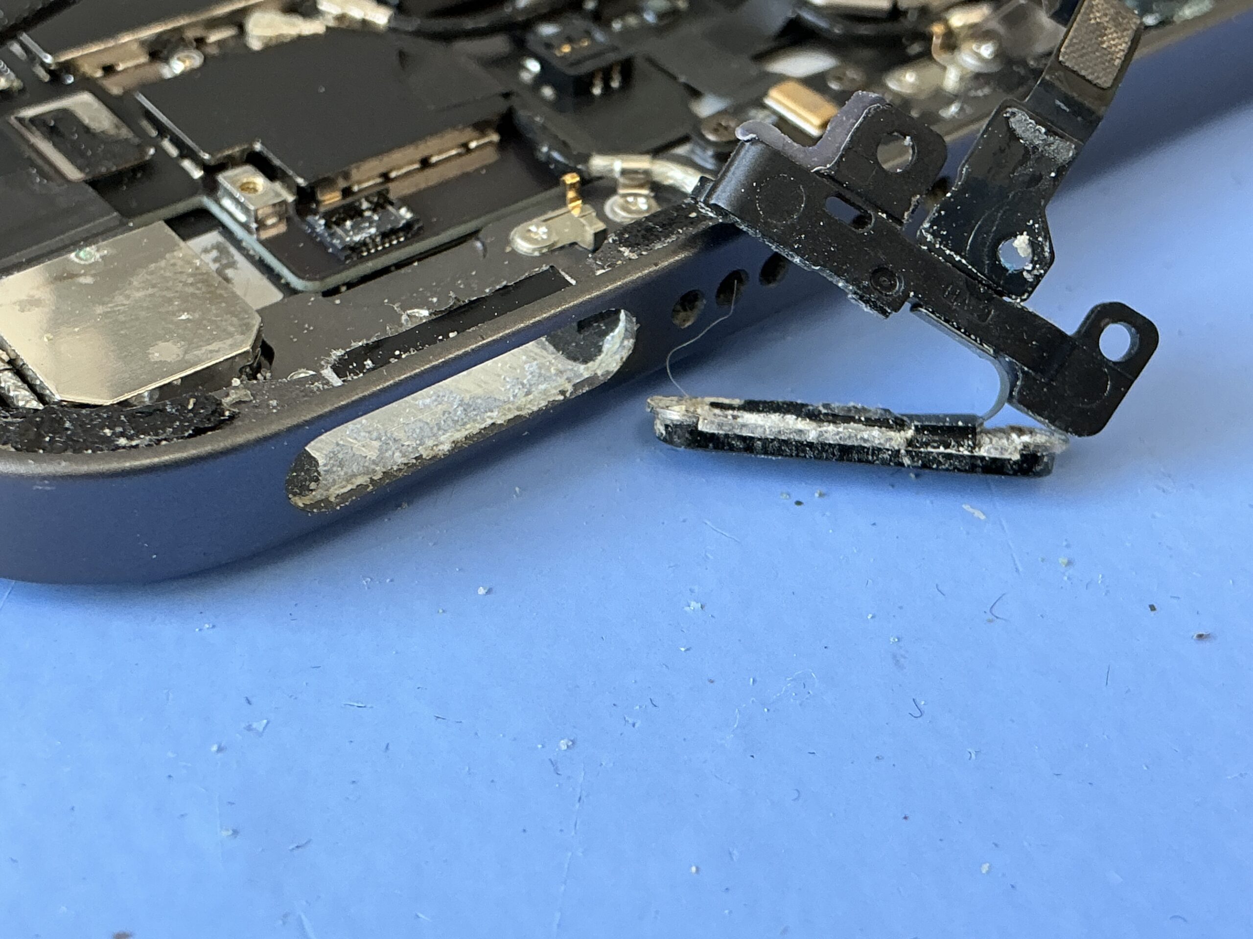 iPad mini 6 トップボタン(電源ボタン)修理 内部