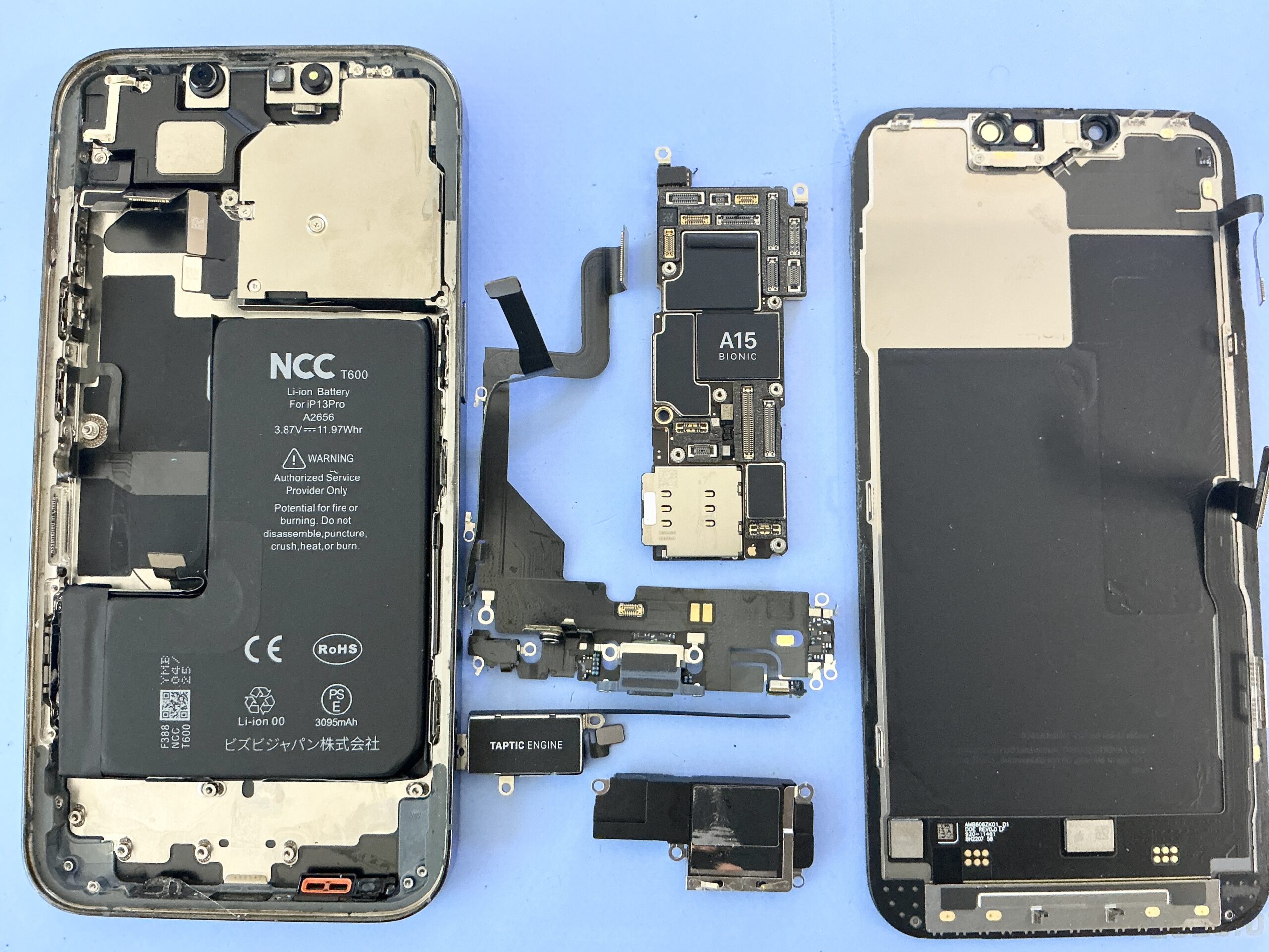 iPhone 13 Pro 充電コネクタ修理 内部パーツ取り外し作業中