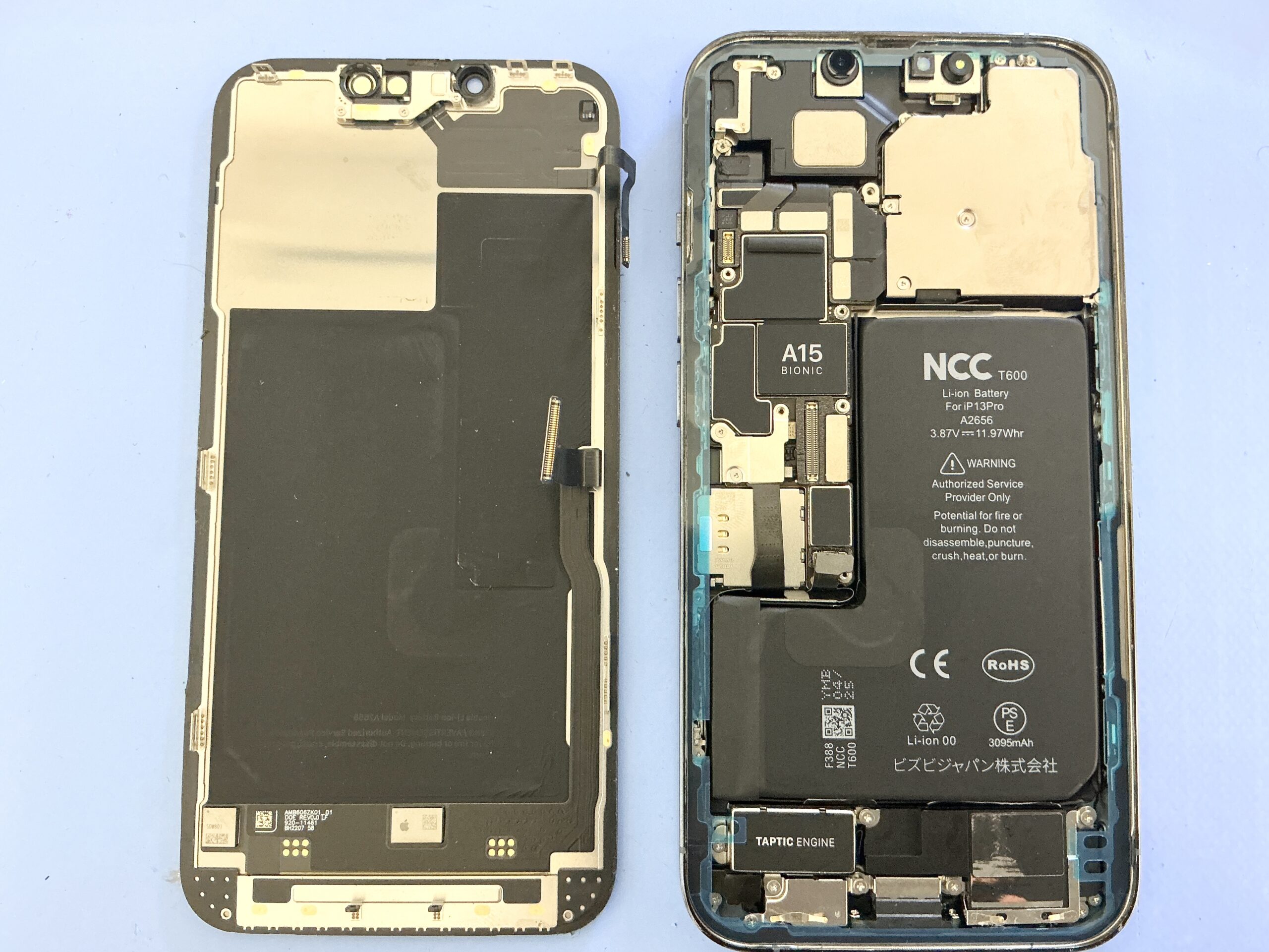 iPhone 13 Pro 充電コネクタ修理 新品パーツ取り付け作業中