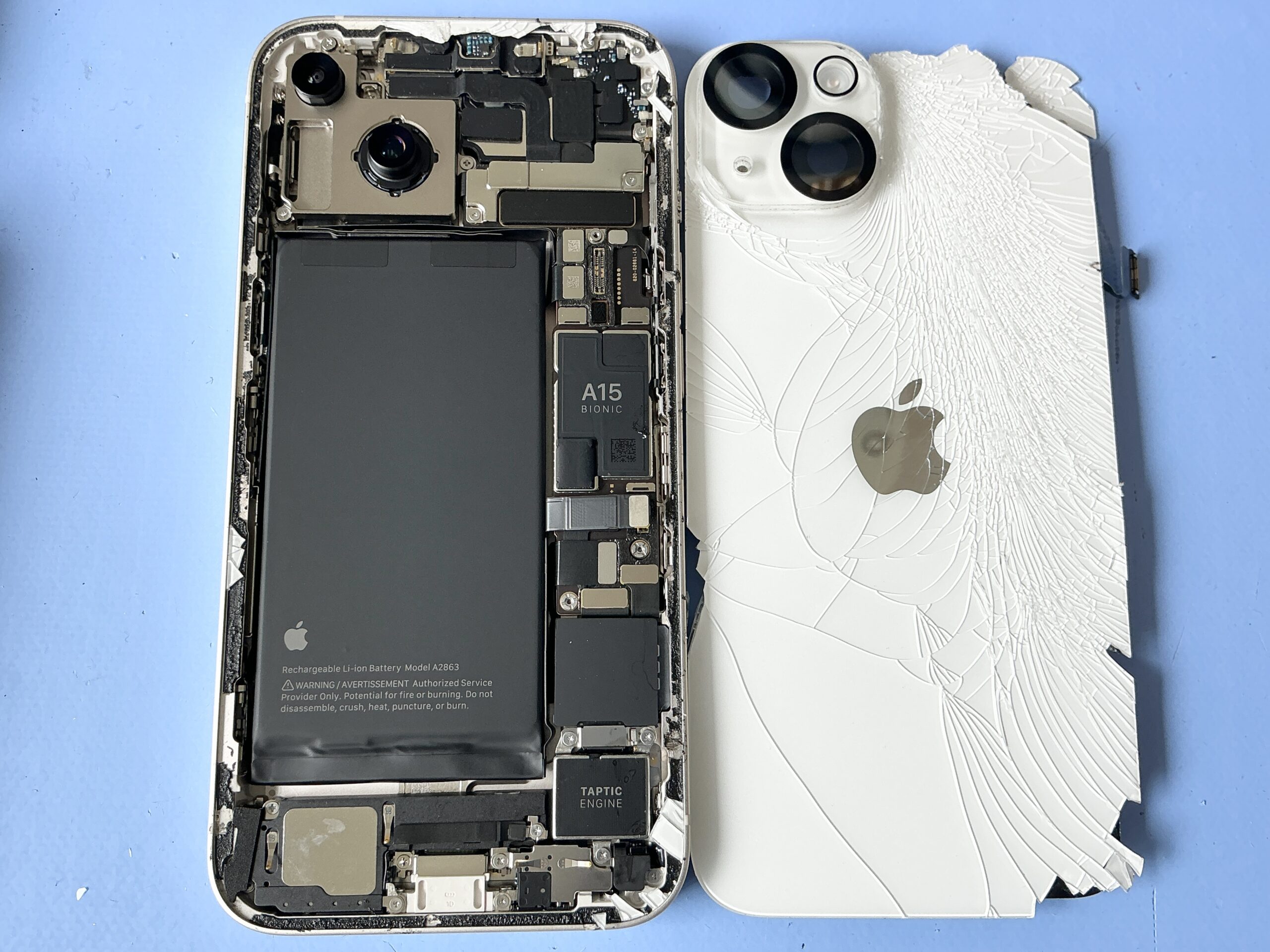 iPhone 14 リアパネル交換 作業中