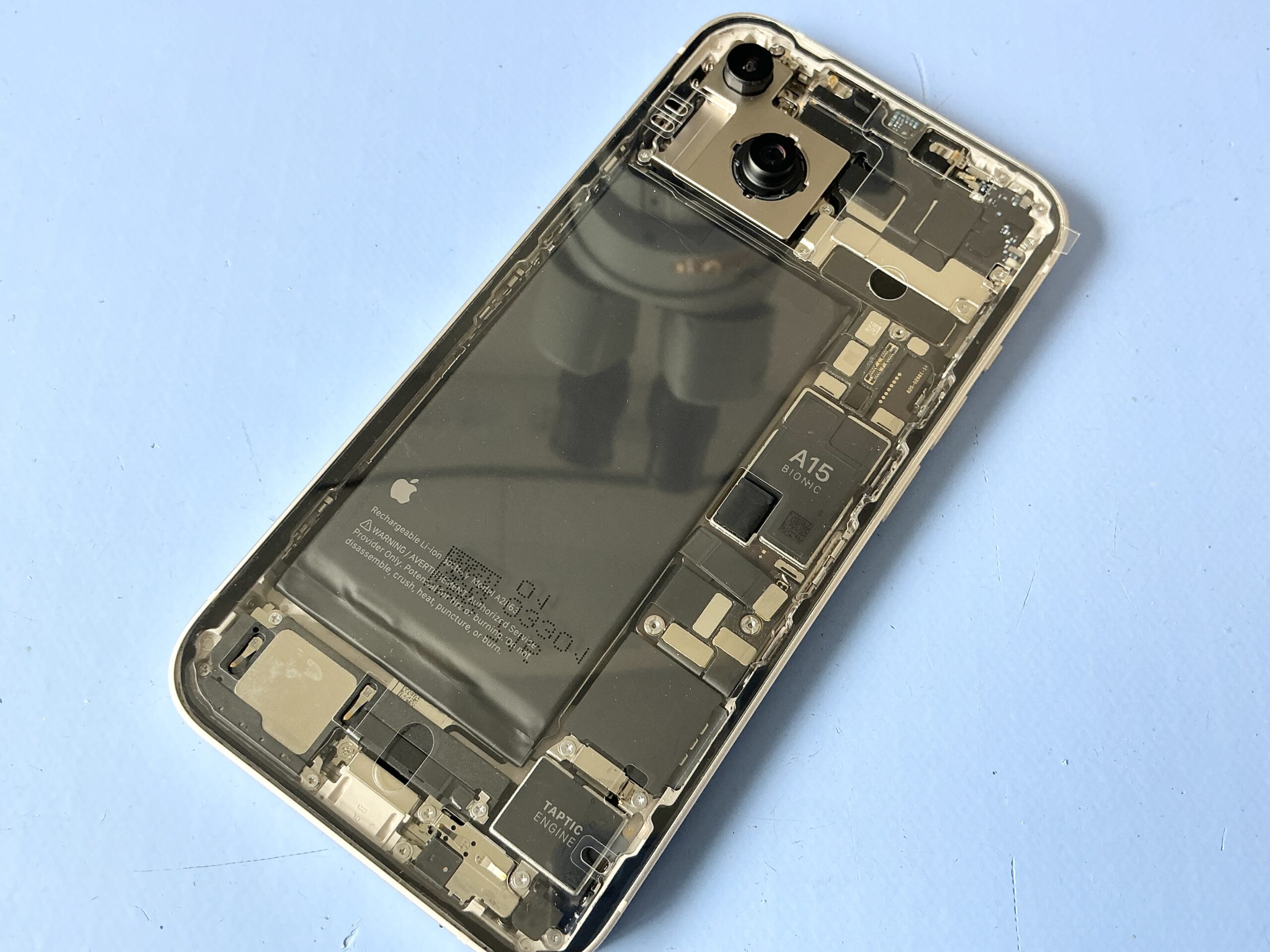 iPhone 14 リアパネル交換 内部