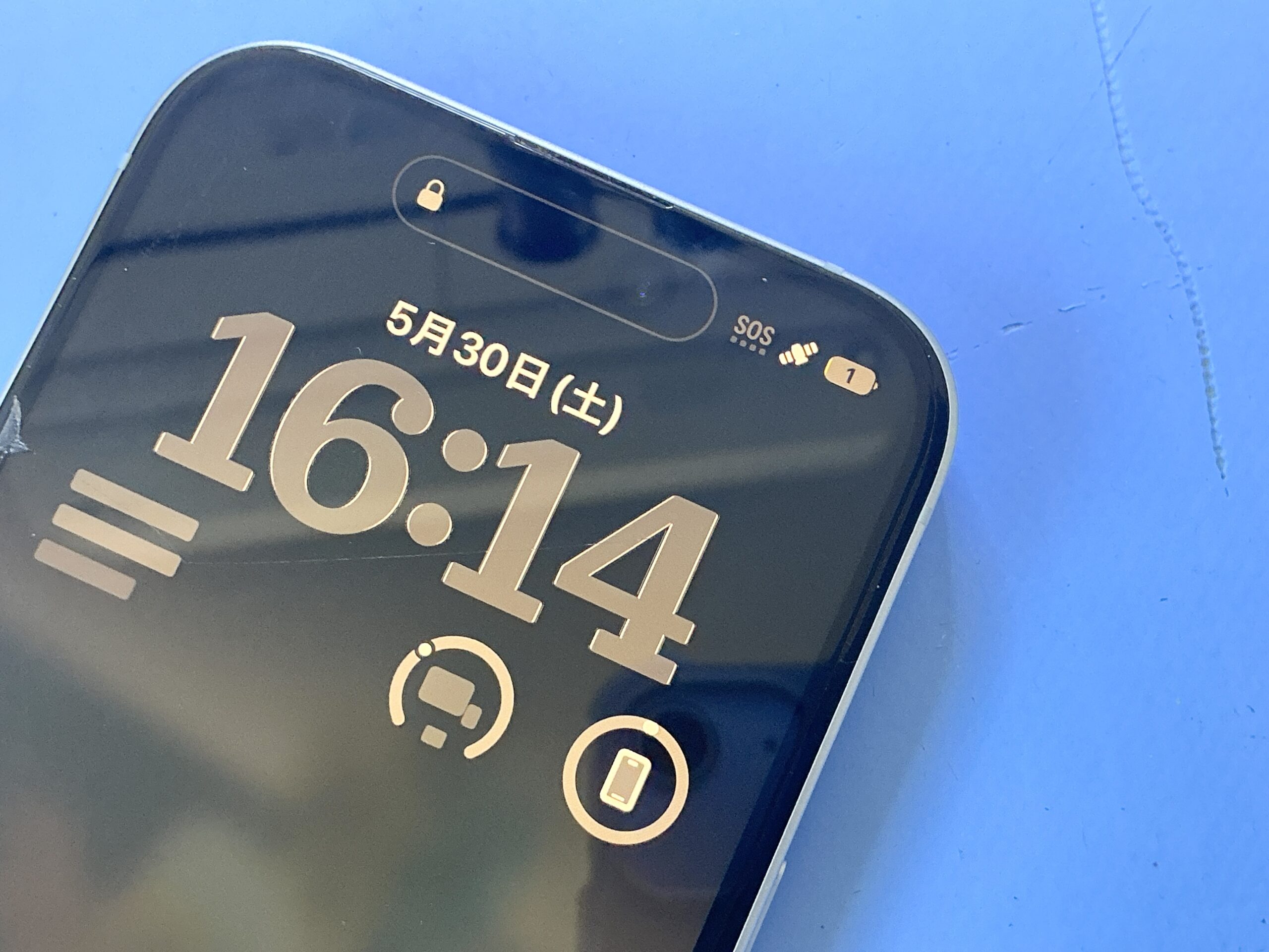 iPhone 15 充電できない 充電口まわりのアップ確認