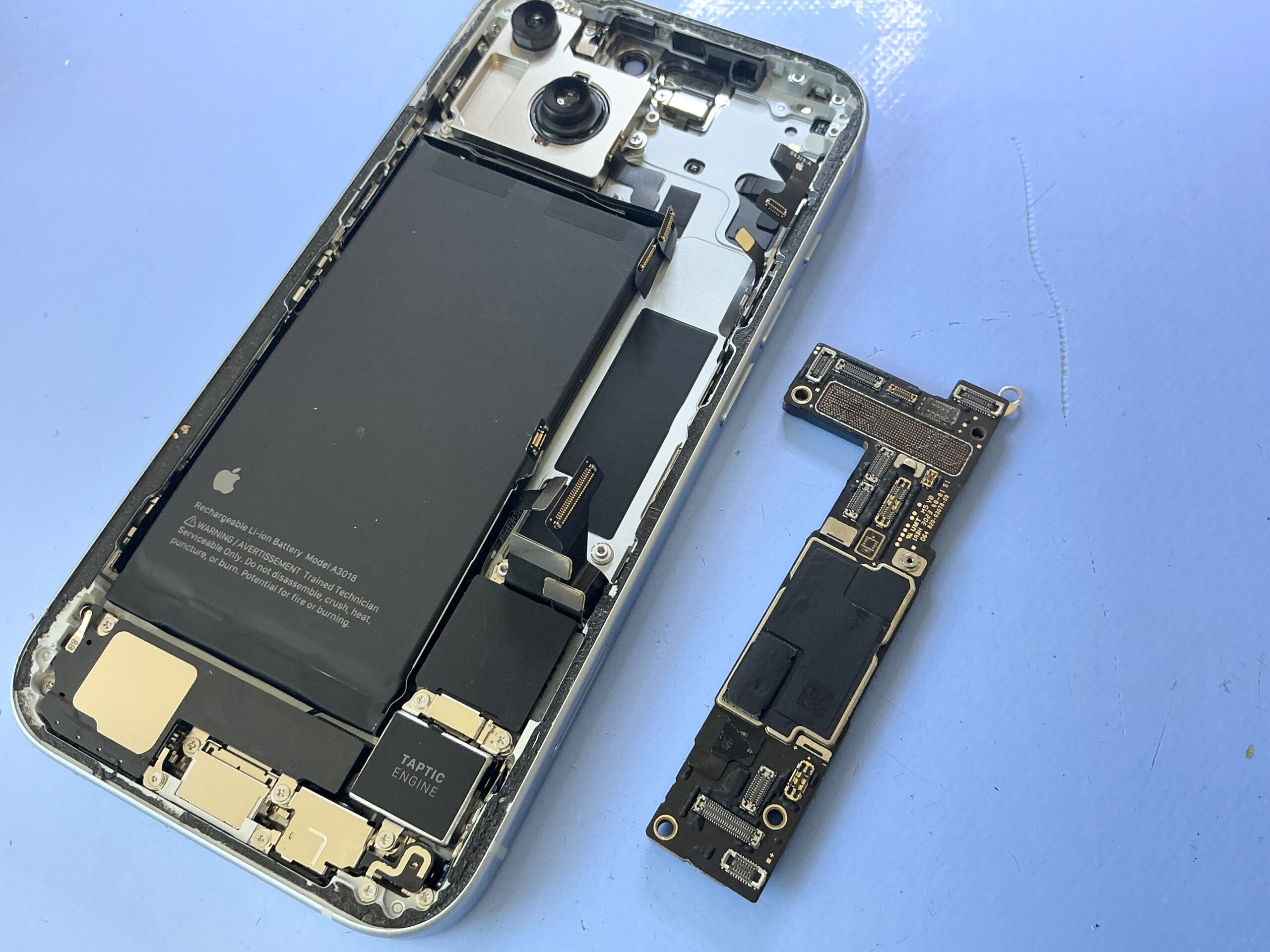 iPhone 15 充電できない 基板修理作業中の様子
