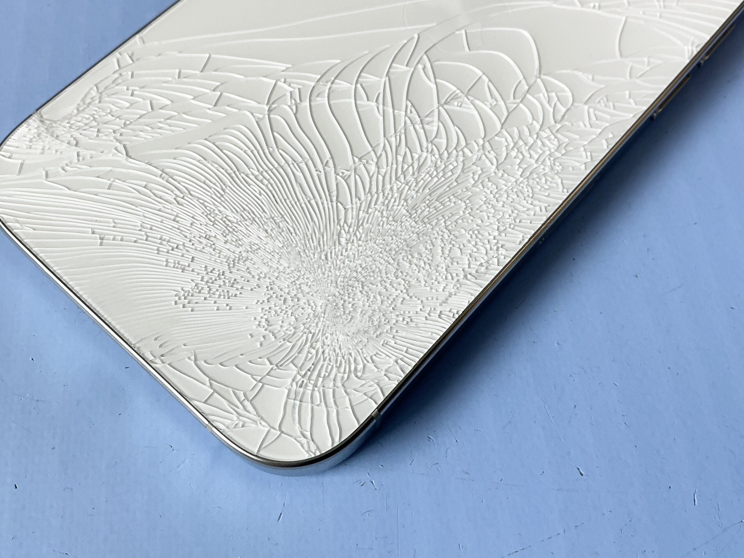 iPhone 16 Pro 背面ガラス割れ アップ