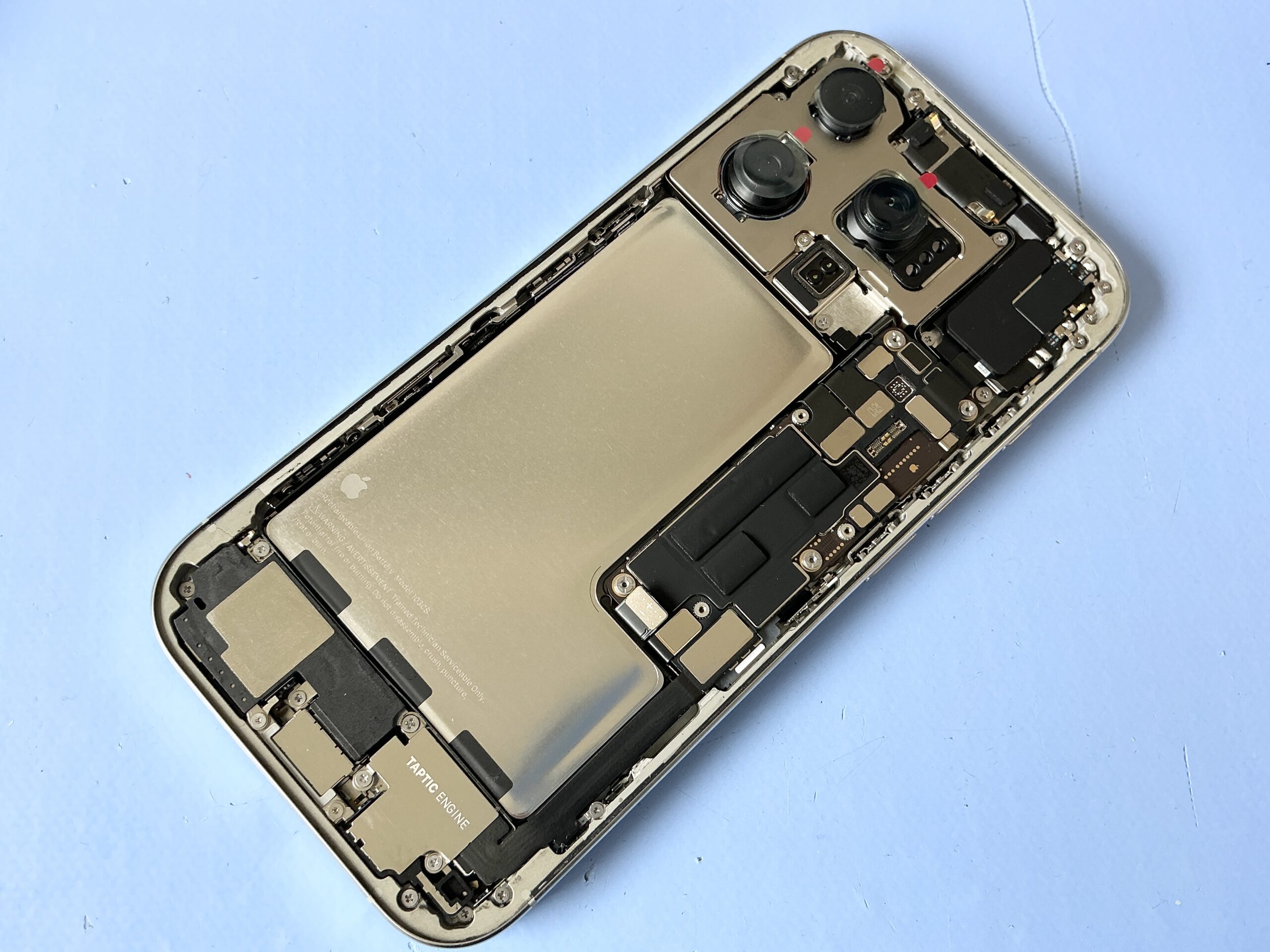 iPhone 16 Pro 背面ガラス交換 内部