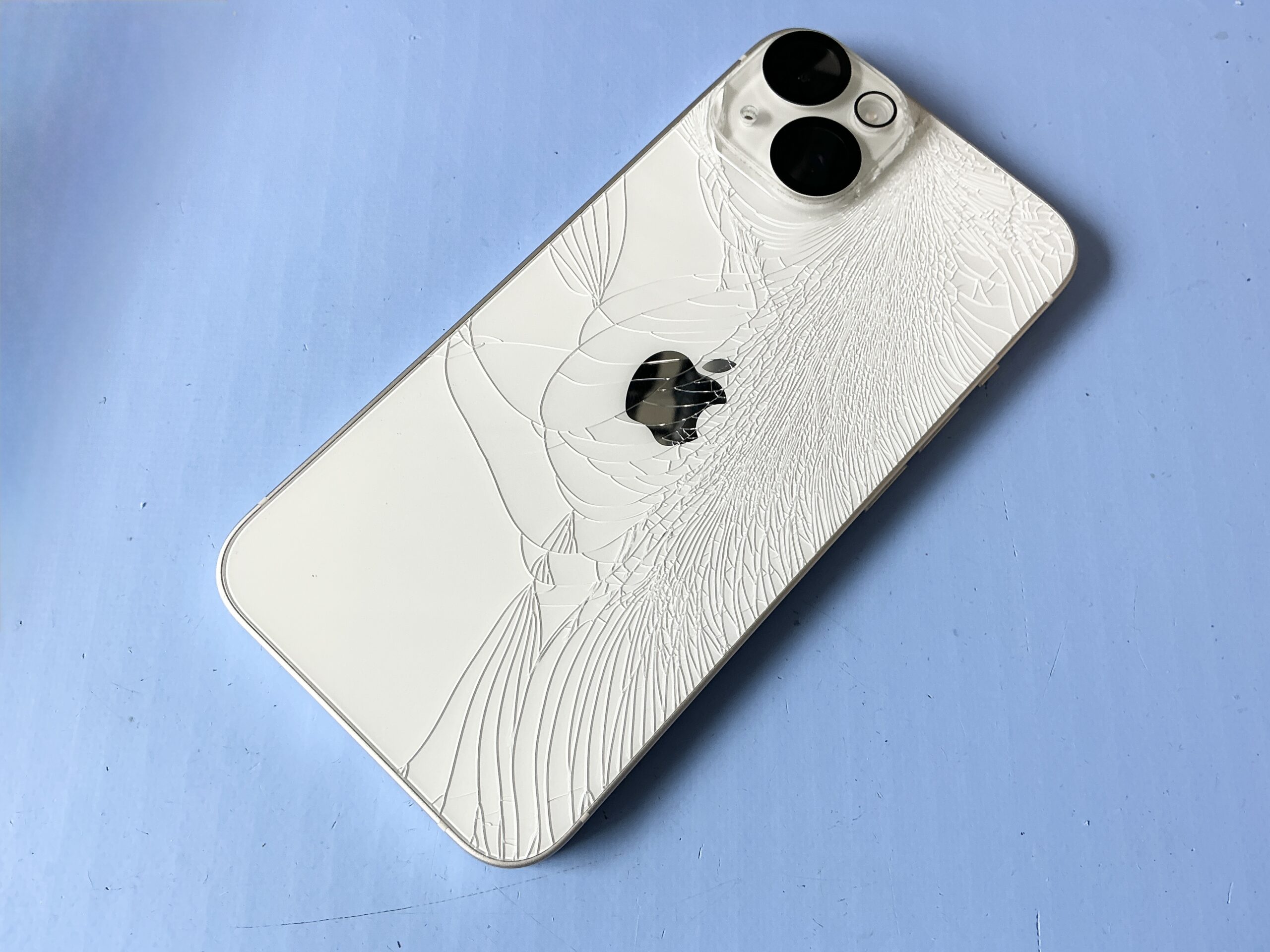 リアパネル割れのiPhone 14 修理前