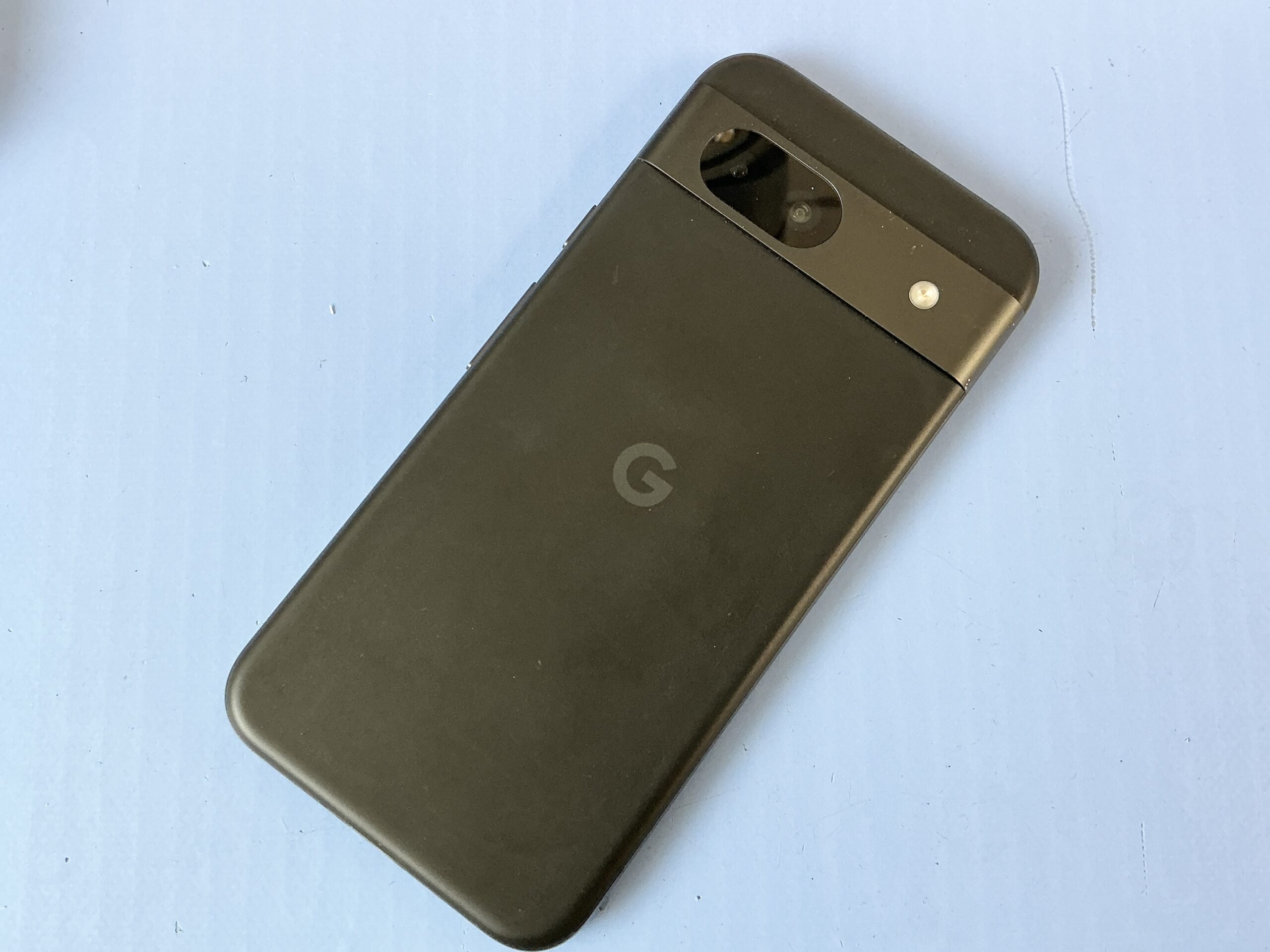 踏んで画面割れ・液晶表示異常が発生したGoogle Pixel 8a 修理前の状態