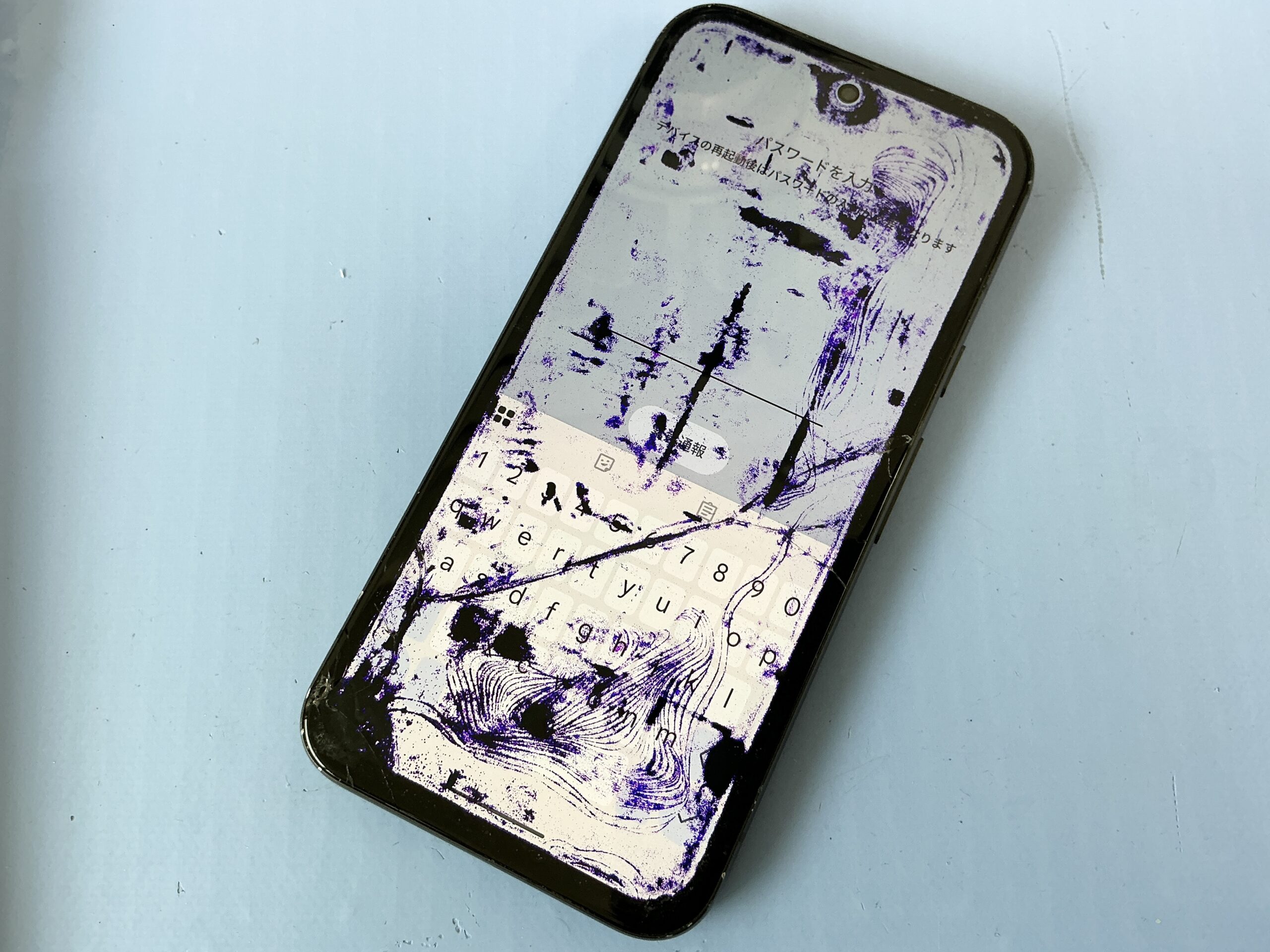 Google Pixel 8a 液晶表示異常のアップ画像・画面右下のひび割れと滲み