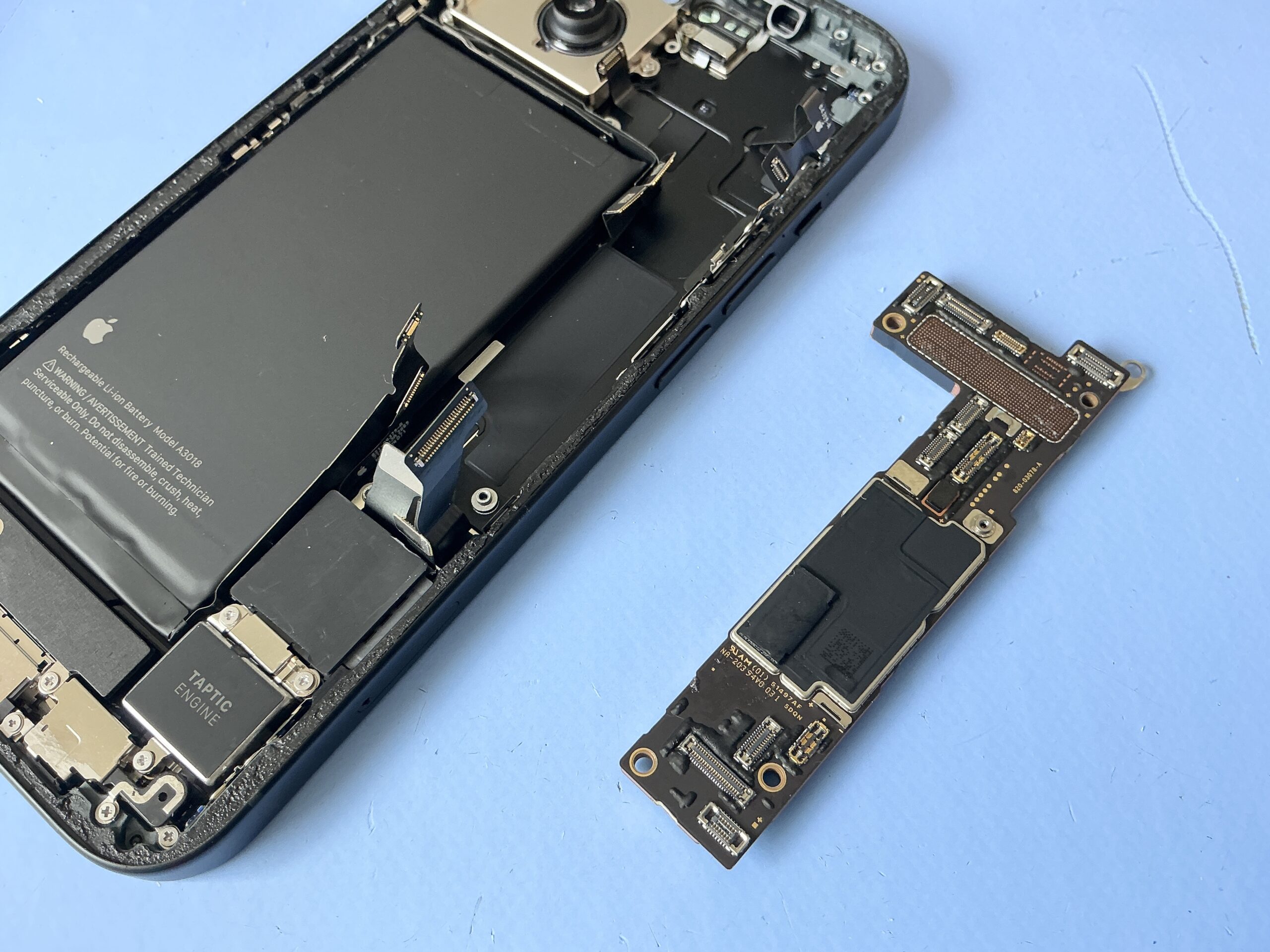 iPhone 15 基板修理 作業中