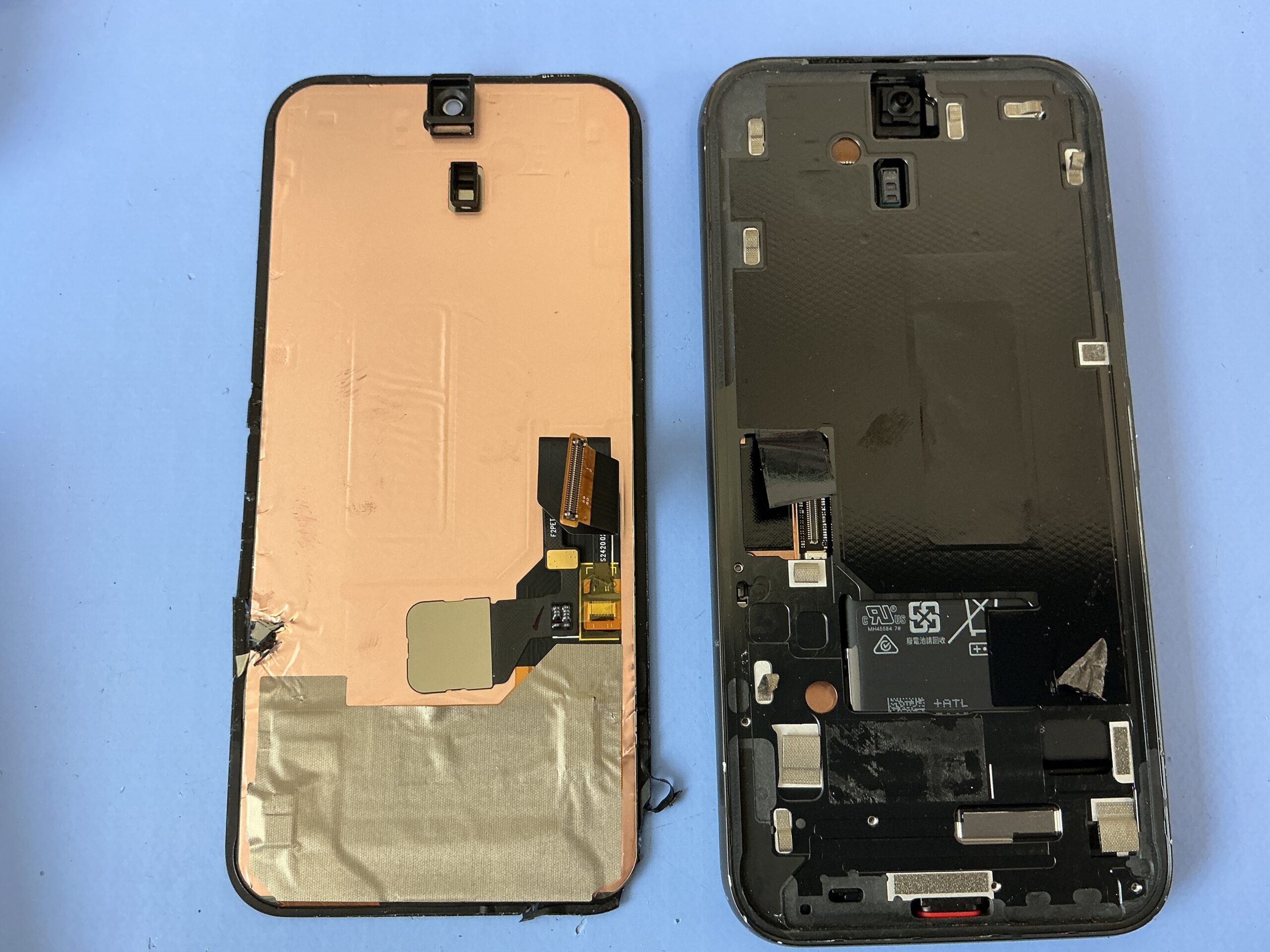 Google Pixel 8a 液晶パネル交換修理 ディスプレイ取り外し作業中