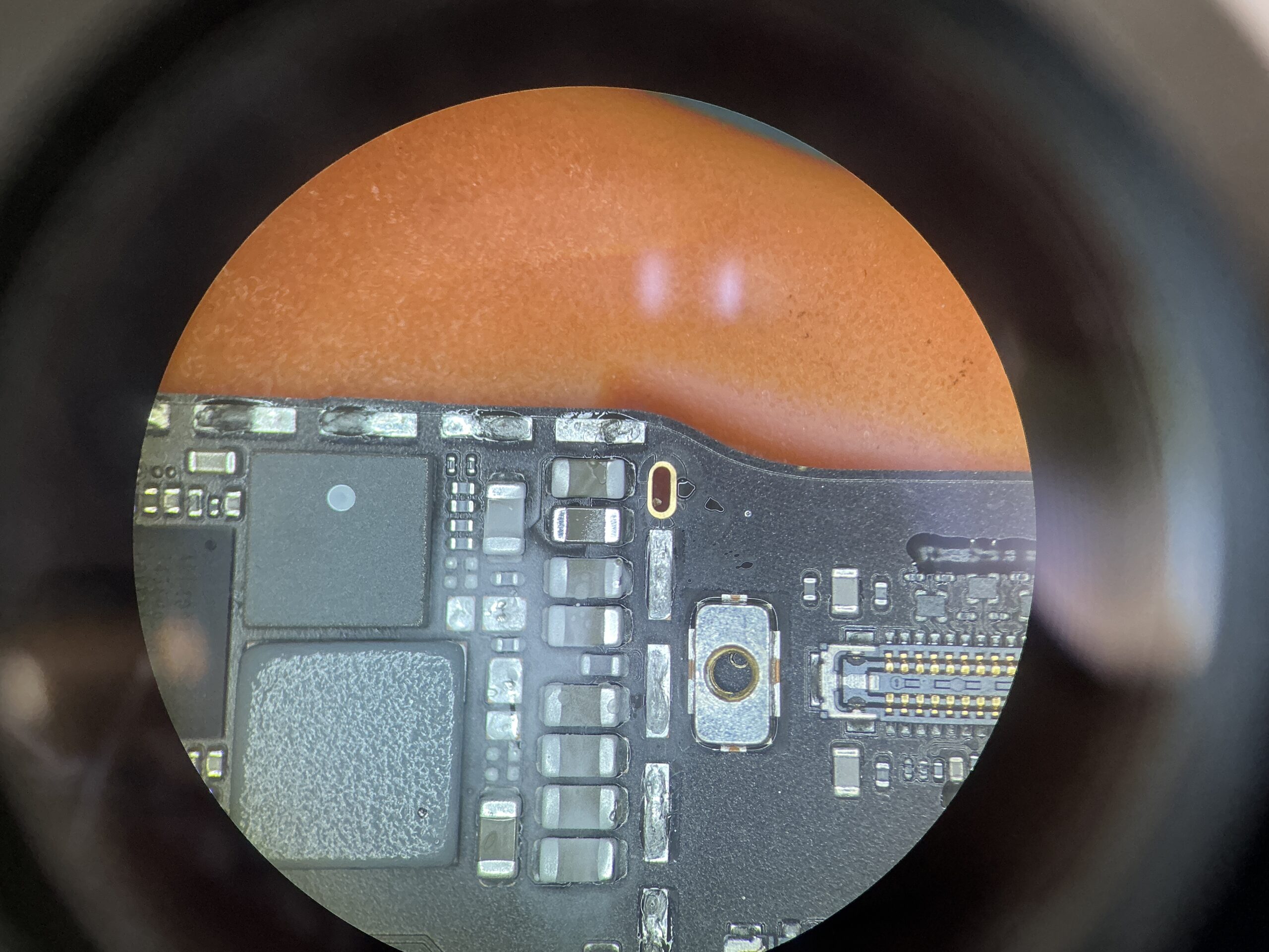 iPad mini 7(A17 Pro)の画面が映らない症状に対する基板修理作業の様子