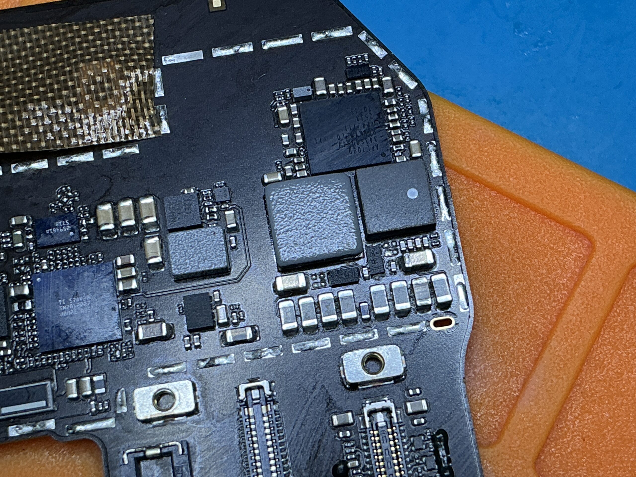 iPad mini 7(A17 Pro)の基板修理作業中の内部の様子