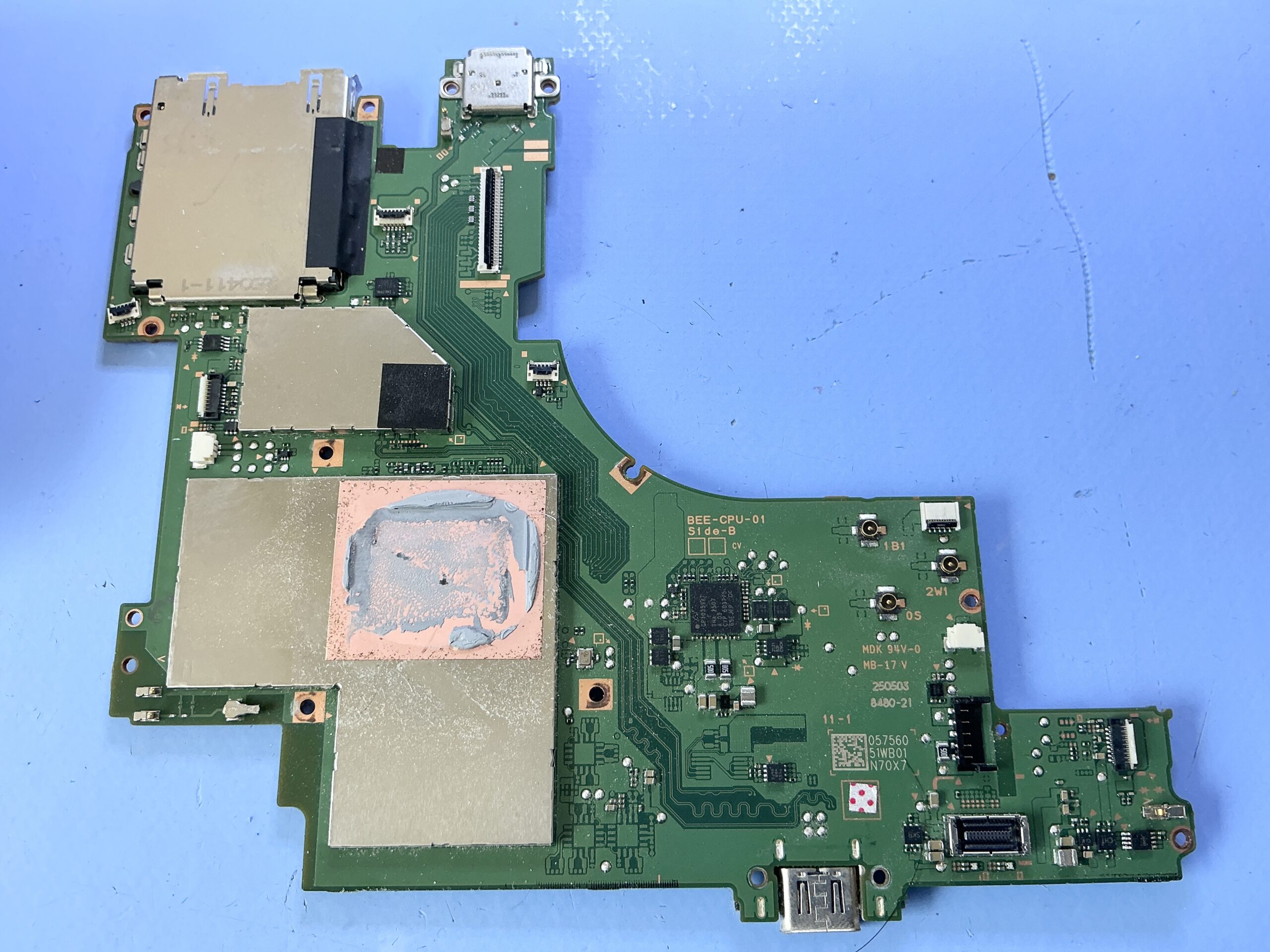 Nintendo Switch 2 基板修理作業中 メイン基板を取り出した状態