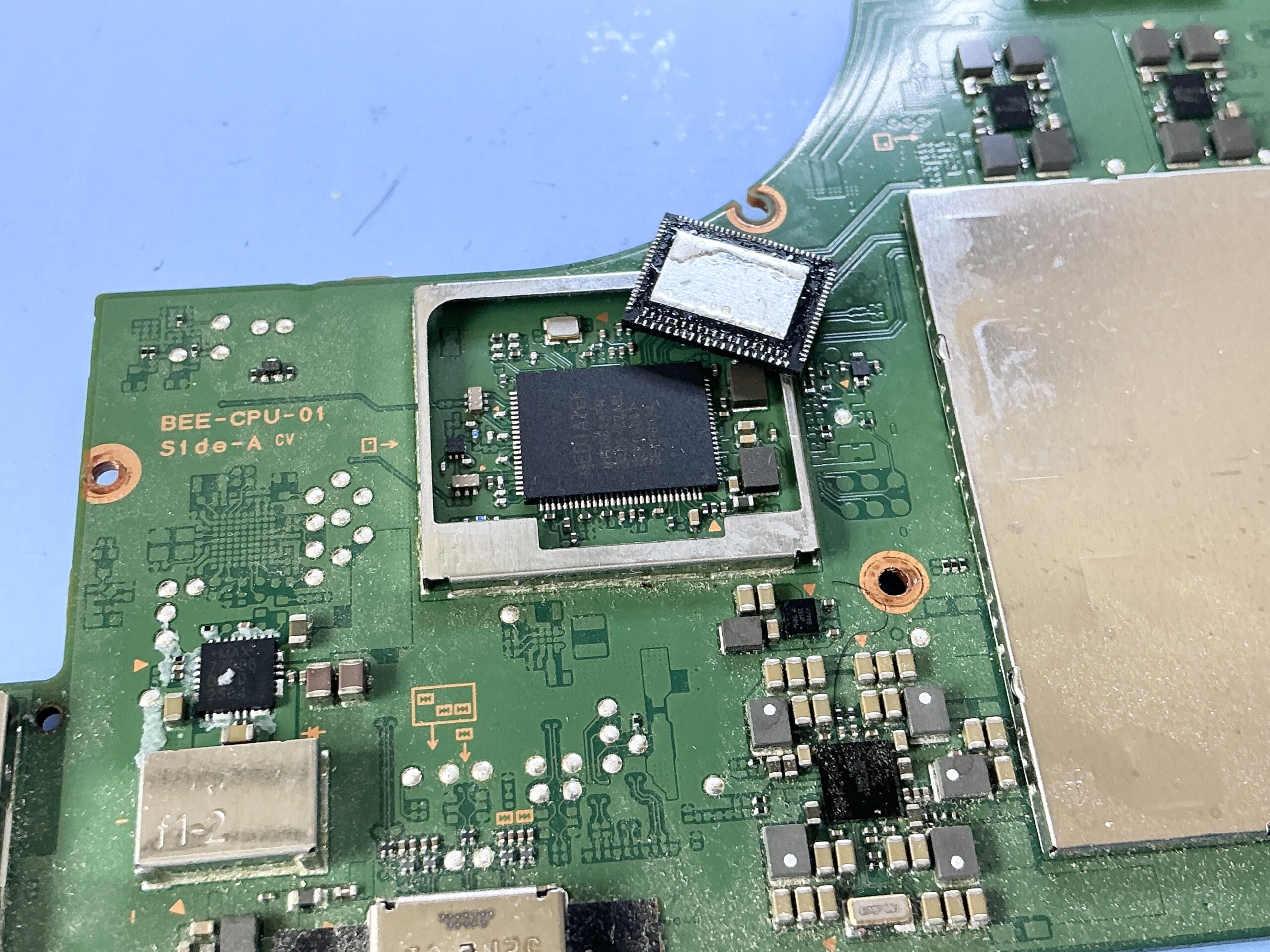 Nintendo Switch 2 基板修理 WiFi Bluetooth ICチップ交換作業の様子