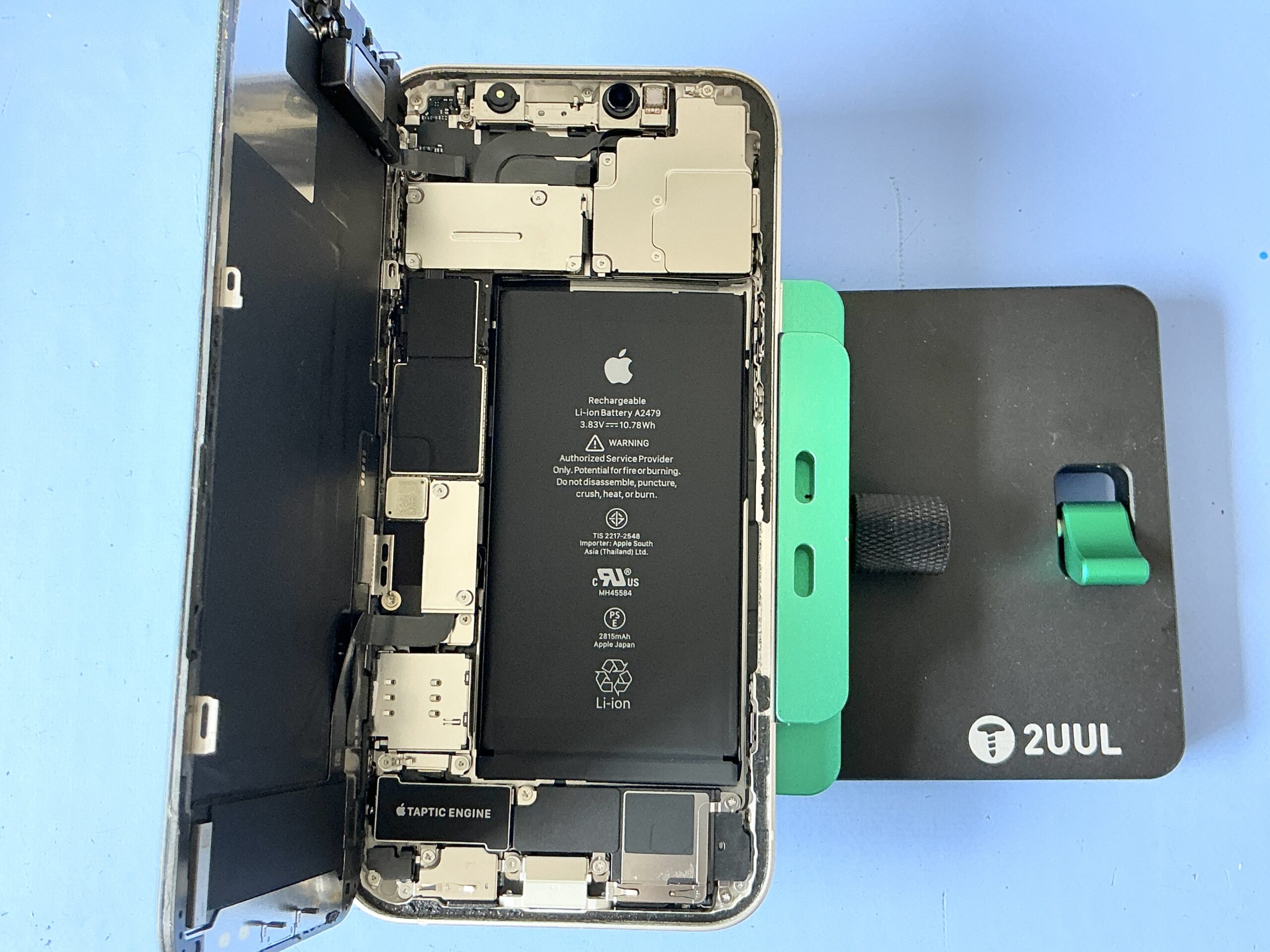 iPhone 12 バッテリー交換 作業中