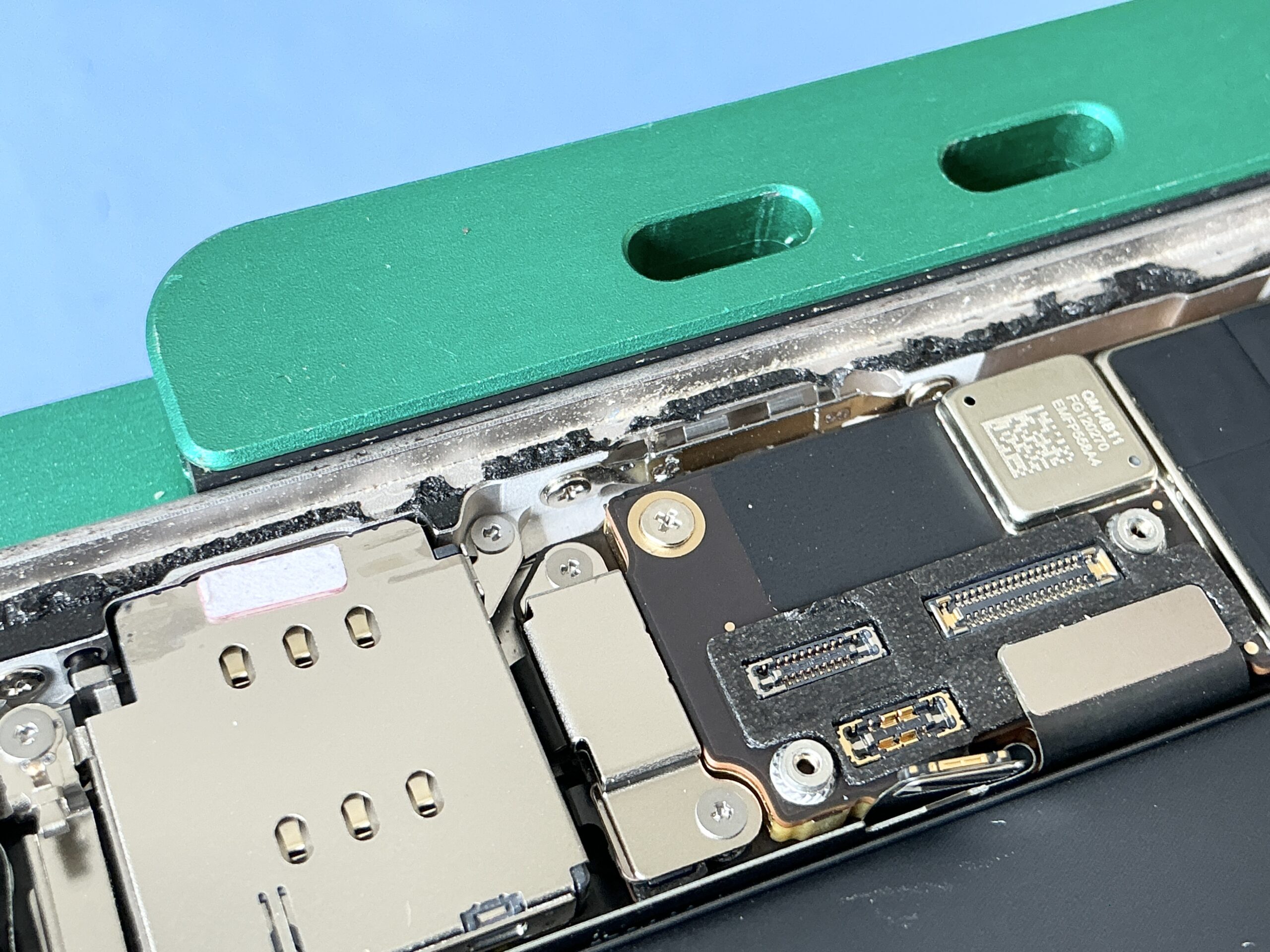 iPhone 12 バッテリー交換 内部