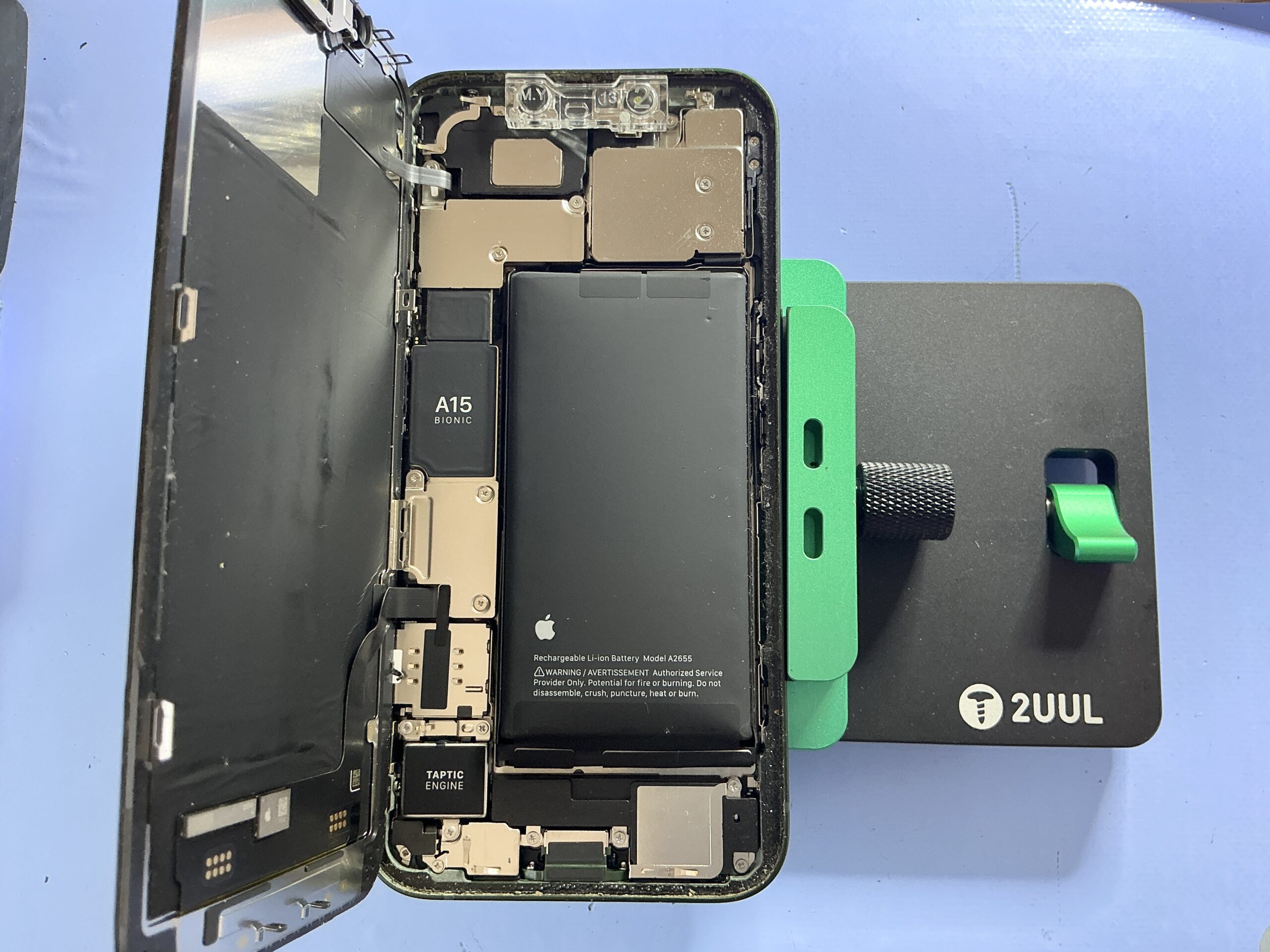 iPhone 13 バッテリー交換 作業中