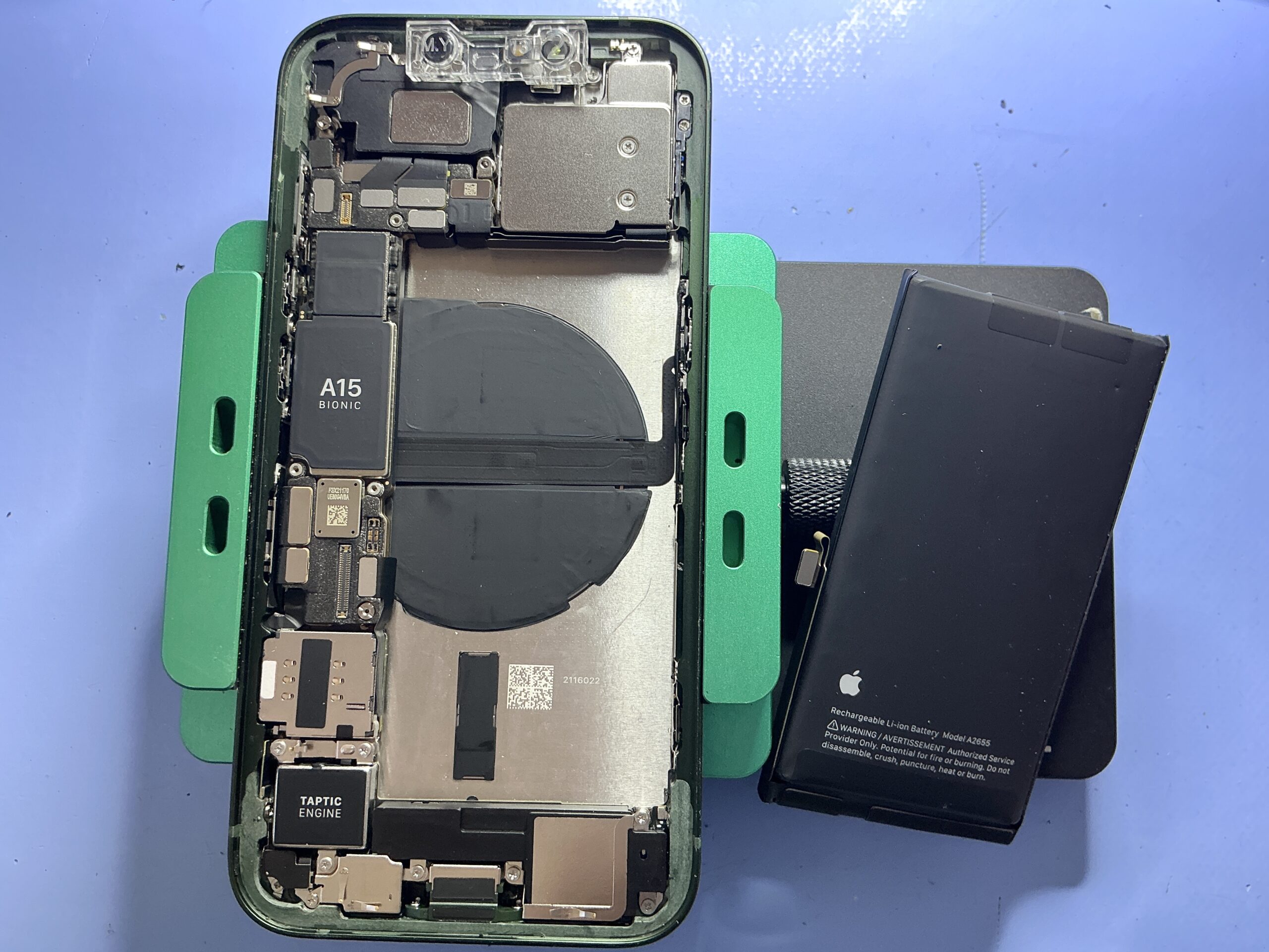 iPhone 13 バッテリー交換 内部