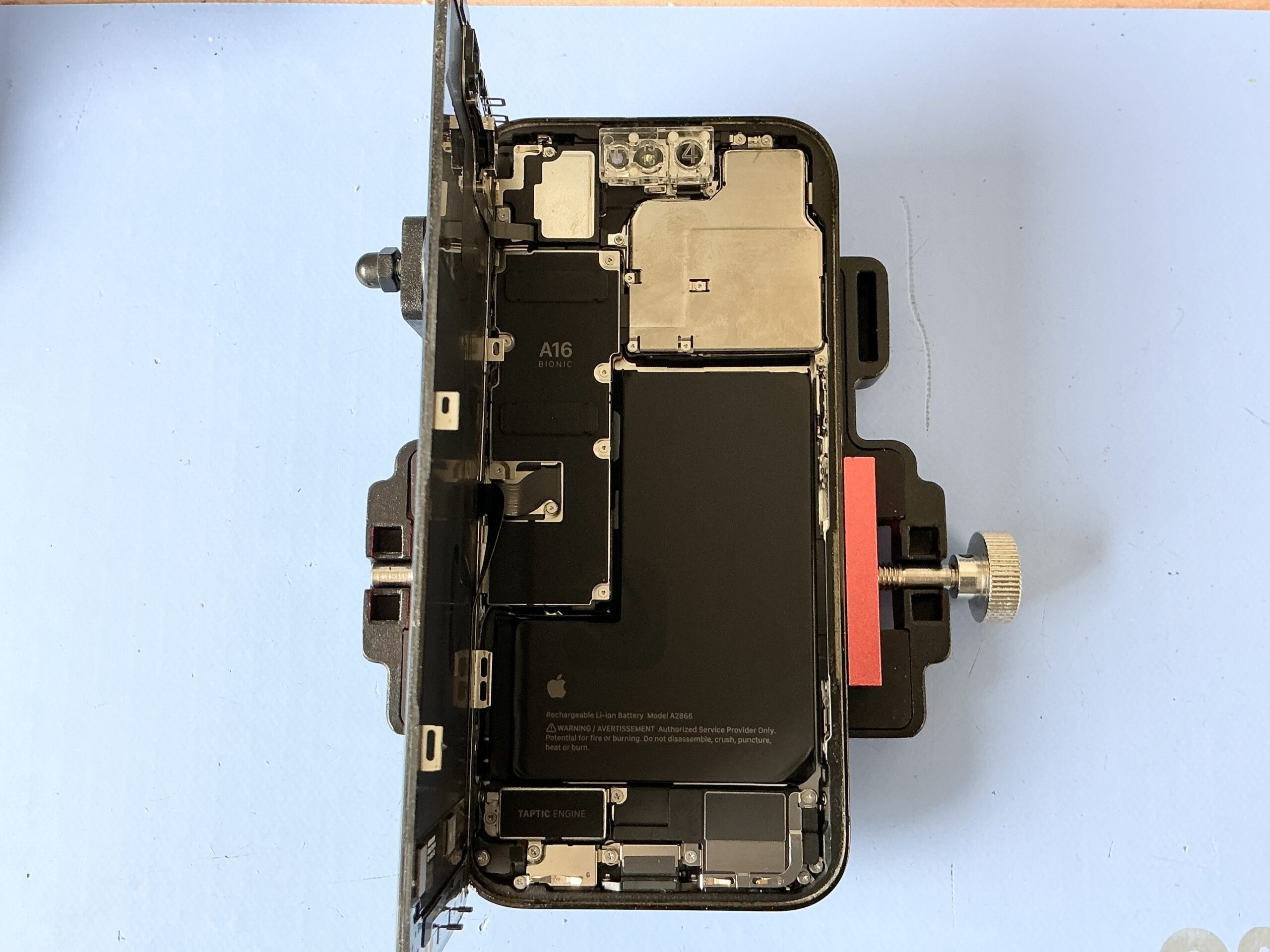 iPhone 14 Proの画面右端に縦方向の緑色の線が発生している様子