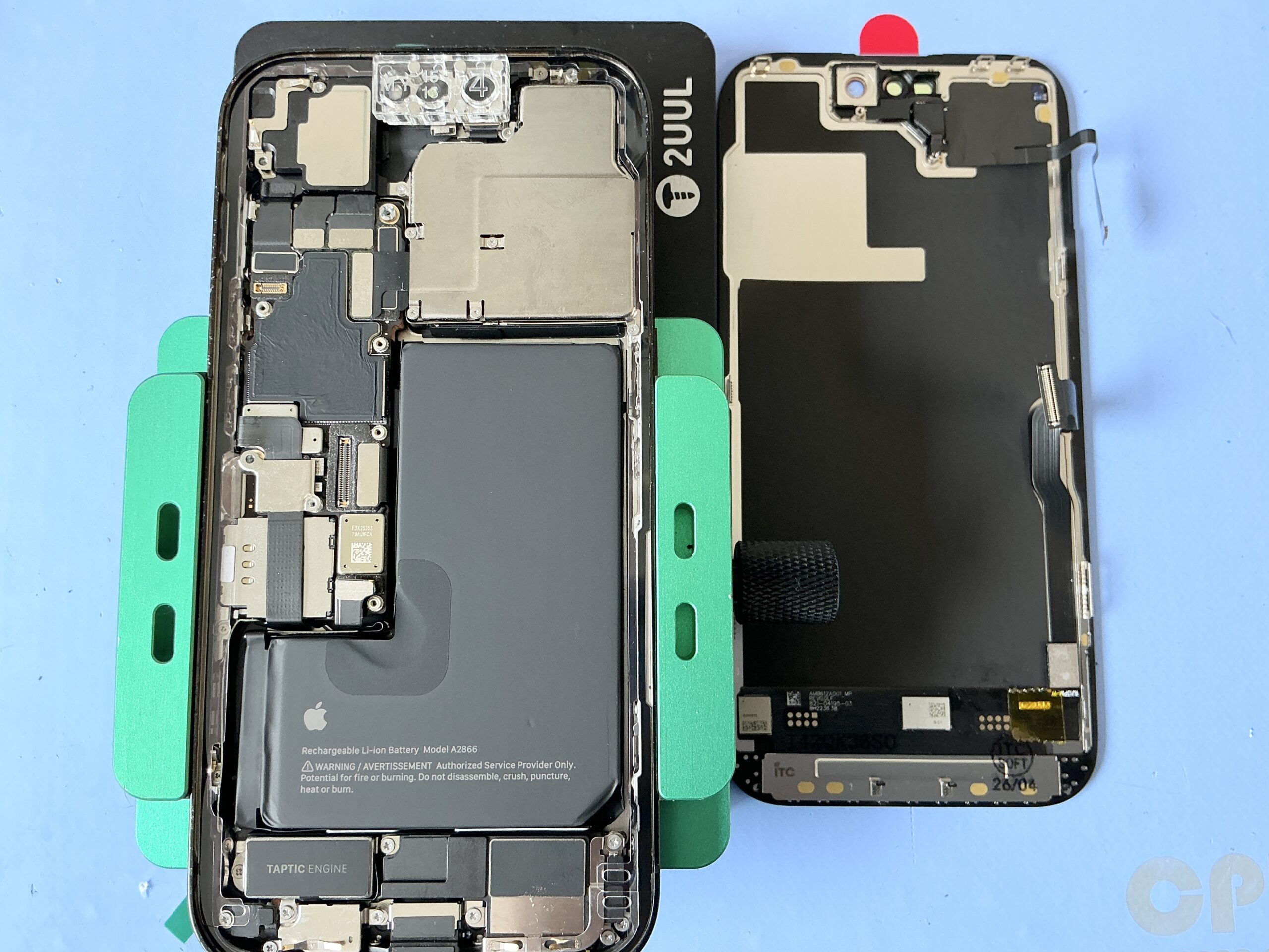 iPhone 14 Proの画面修理で専用機器を使いディスプレイを開封している様子