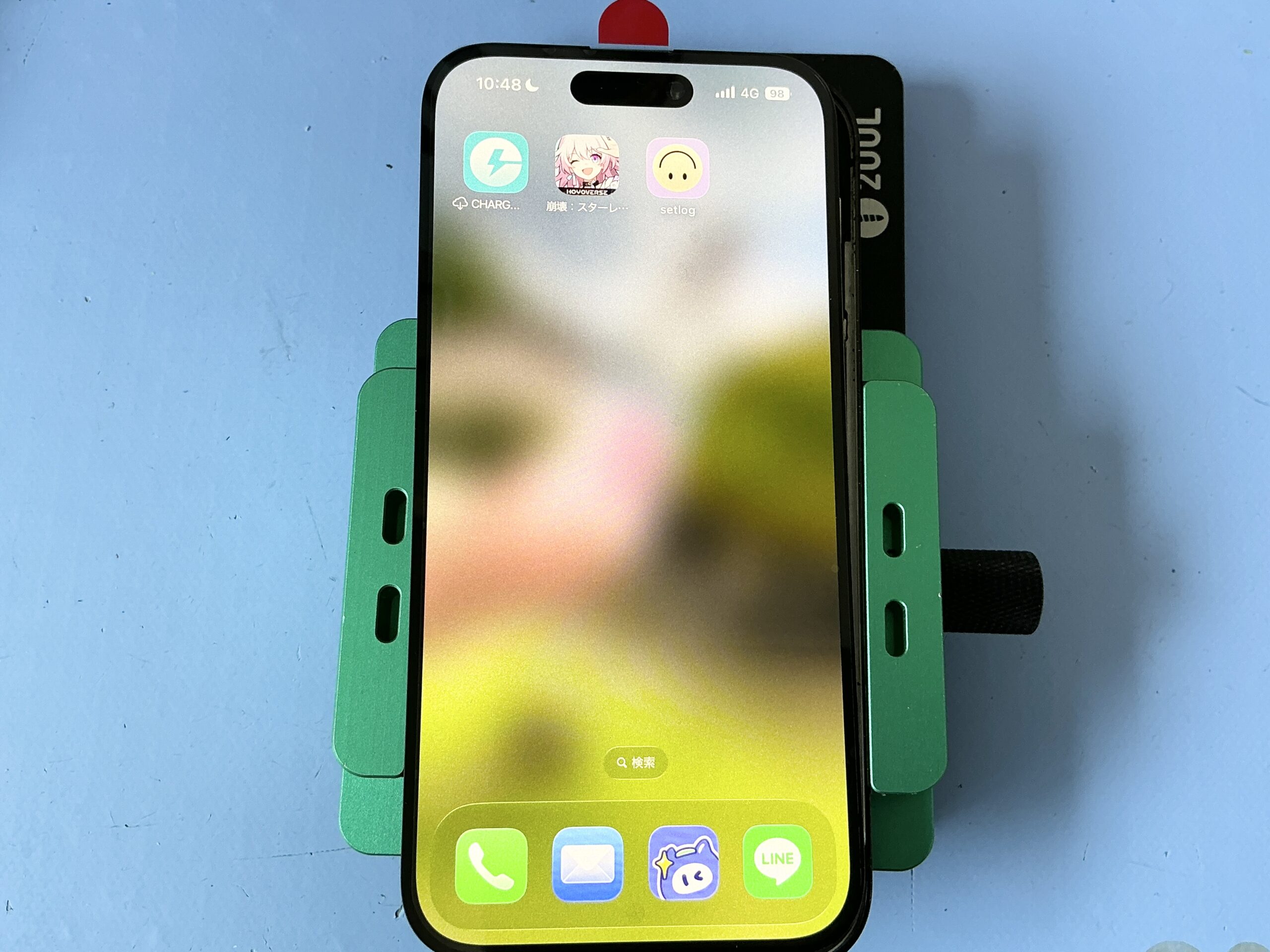 iPhone 14 Proを開封し内部のディスプレイコネクタを確認している様子