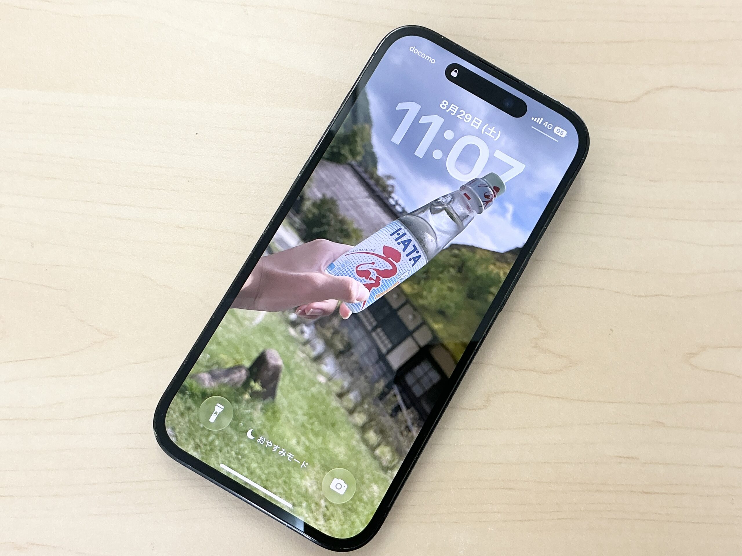 修理後のiPhone 14 Proで画面表示とタッチ操作の動作確認を行う様子