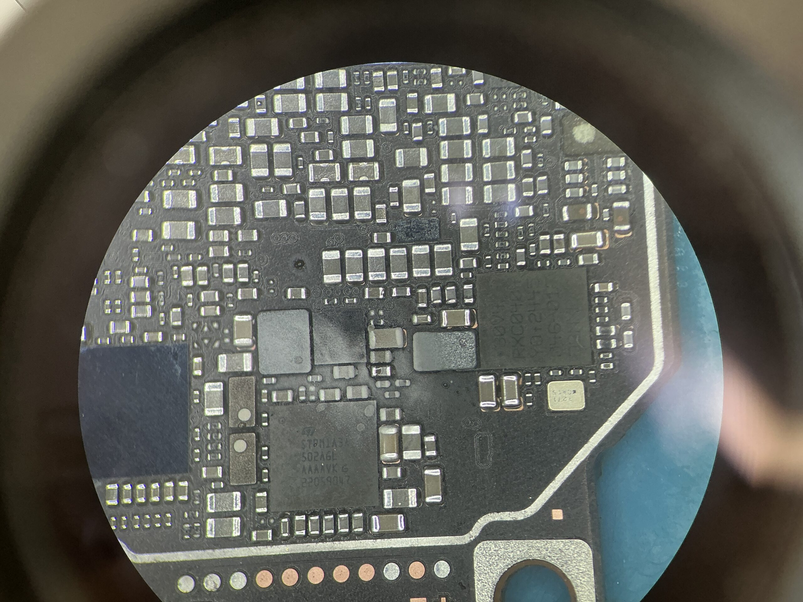 iPhone 16 基板修理 作業中